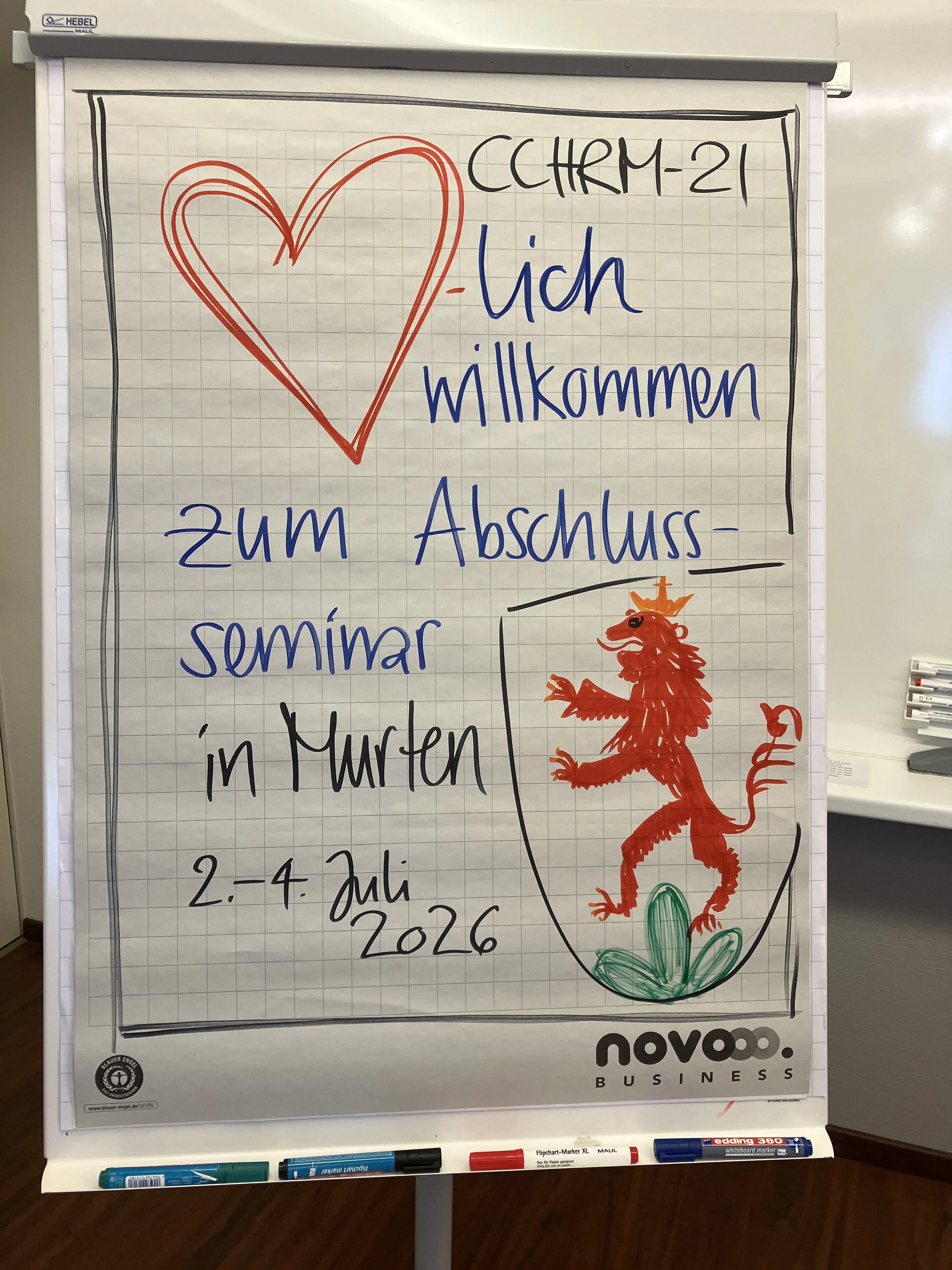 Flipchart, auf dem willkommen zum Abschlussseminar in Murten 2.-4. Juli 2026 steht