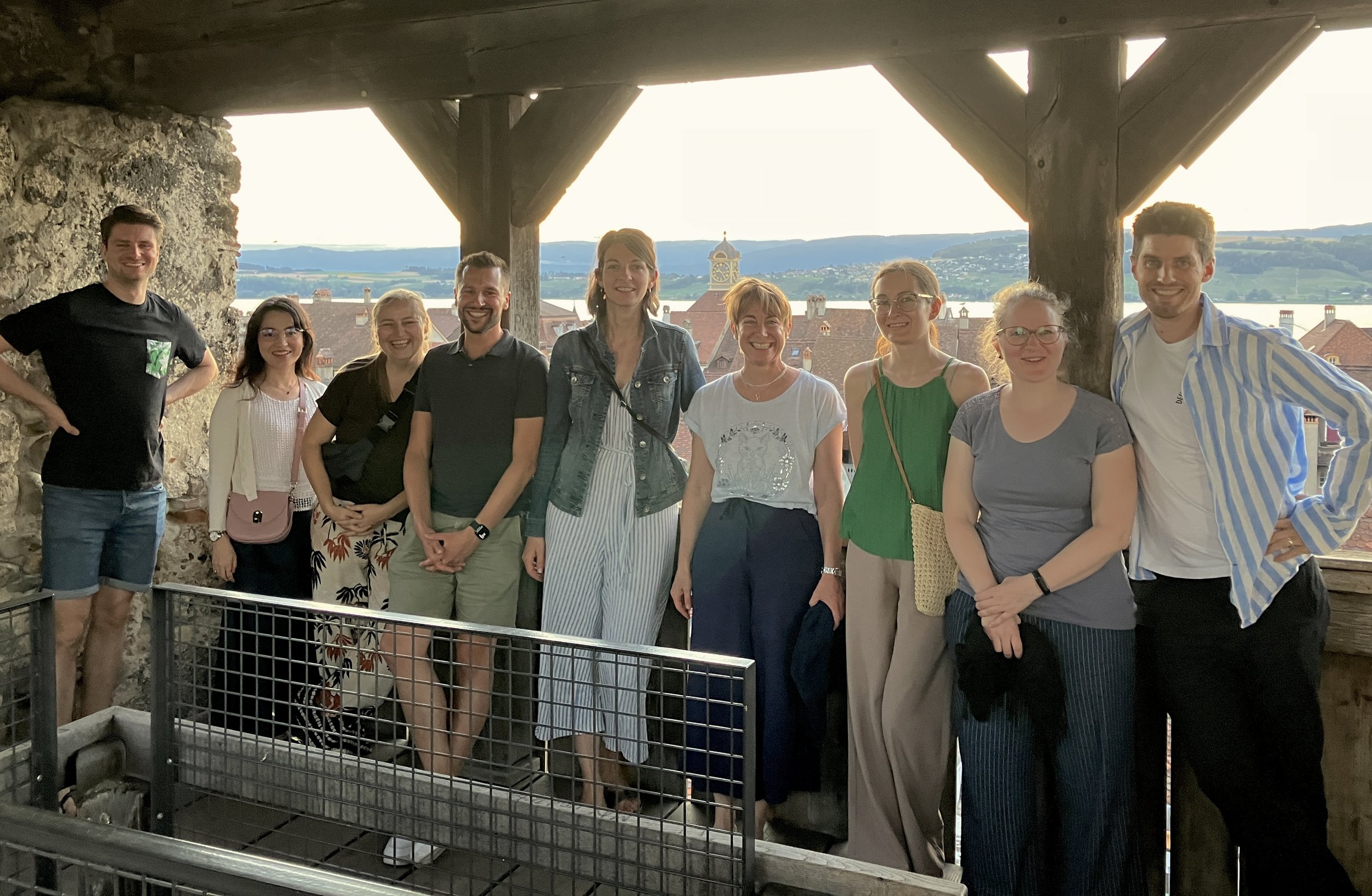 Klassenfoto mit allen Studierenden auf der Ringmauer von Murten