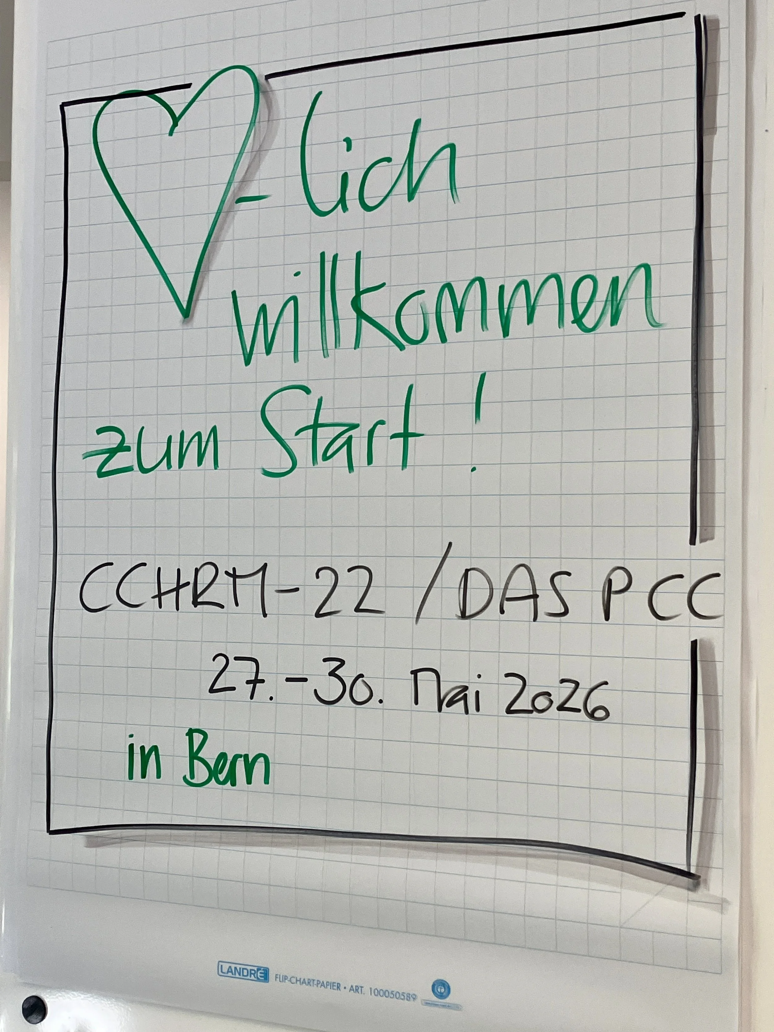 Foto eines Flipcharts - herzlich willkommen zum Start
