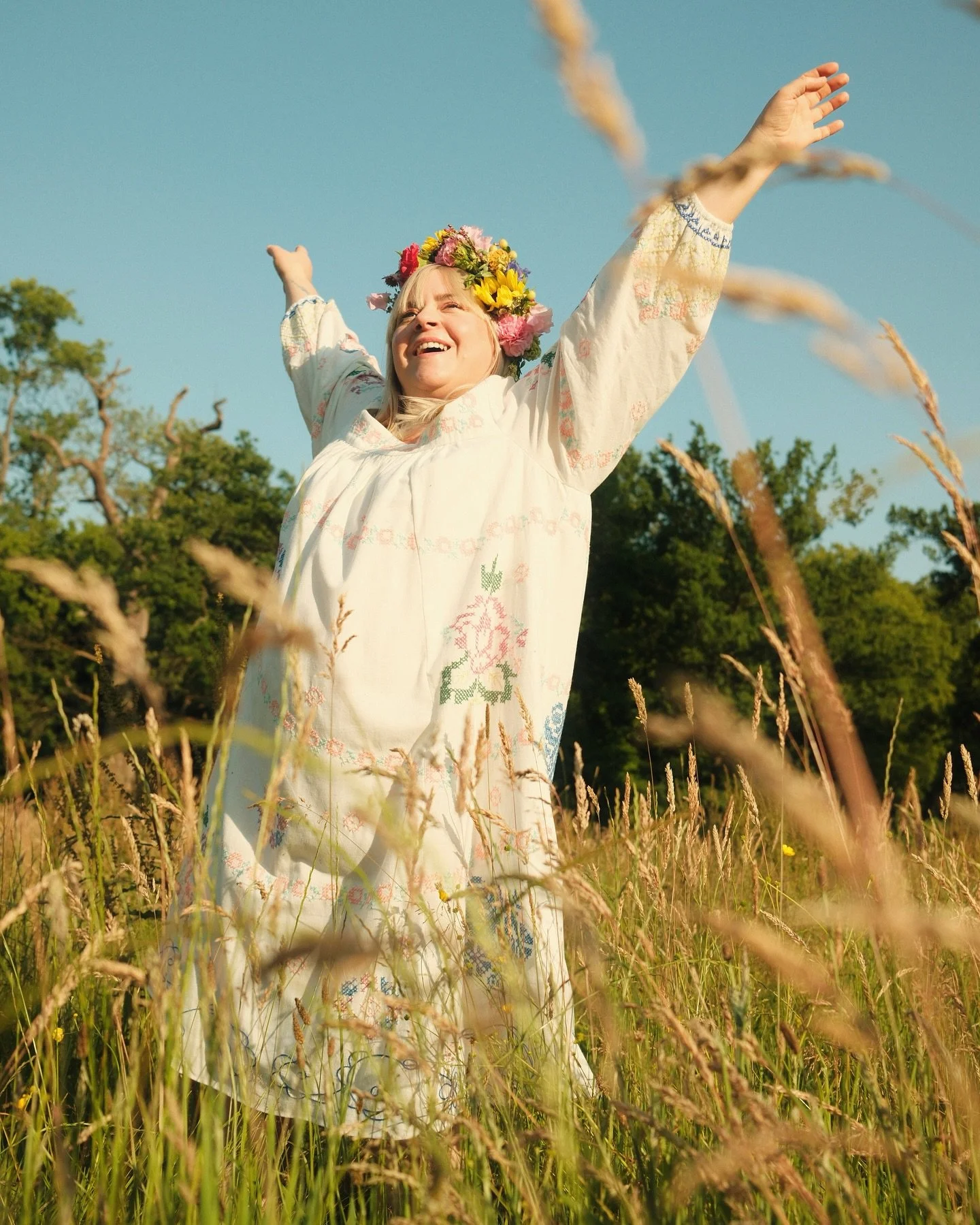 Hallo Mittsommer!
Die meisten von euch haben sicher mitbekommen, dass ich in den vergangenen Monaten hier nicht mehr so viel geteilt habe wie sonst. Das Sch&auml;delhirntrauma im letzten August hat tiefere Spuren hinterlassen als gedacht. Einfach so 