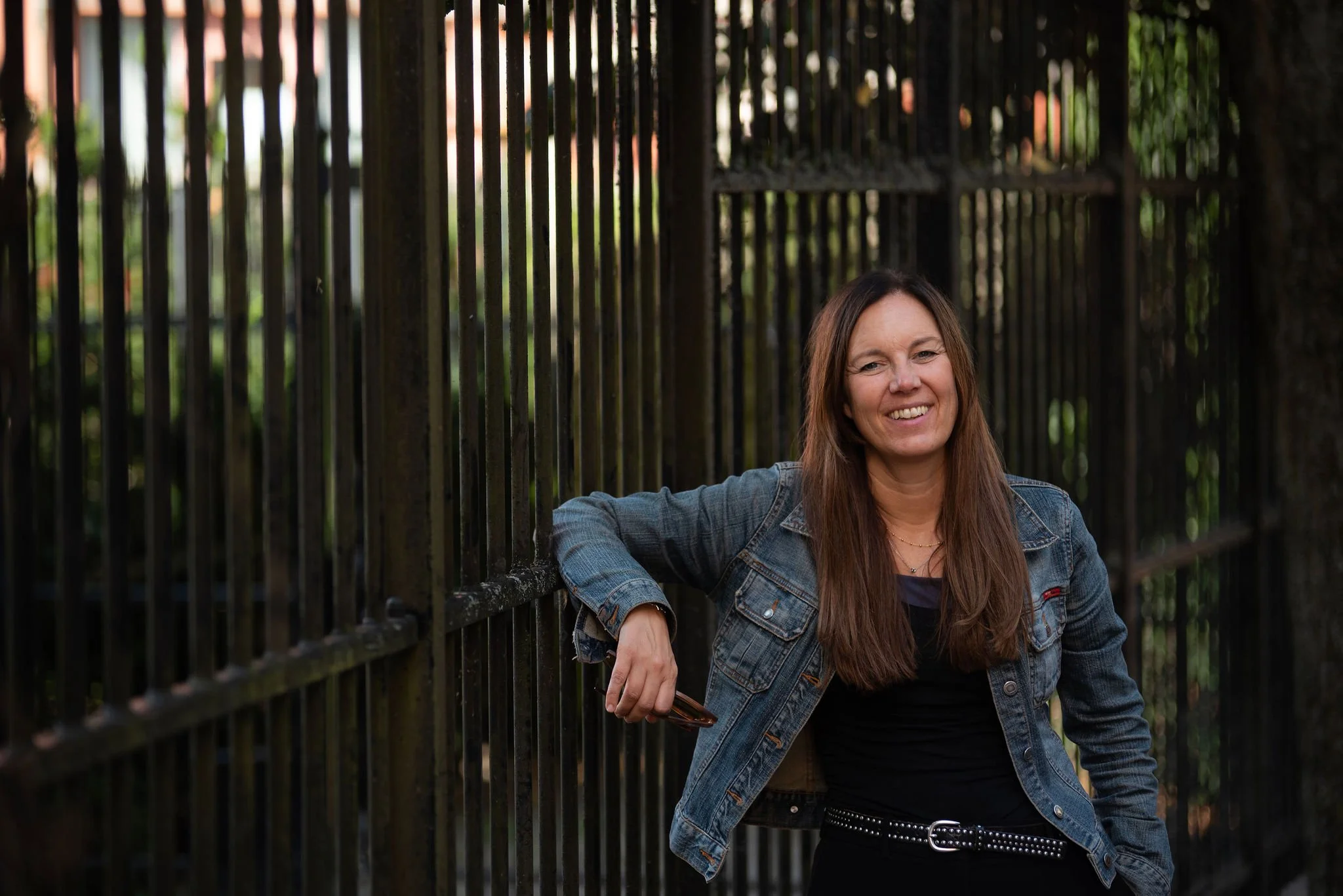 Nyfiken i en strut tittar ut!