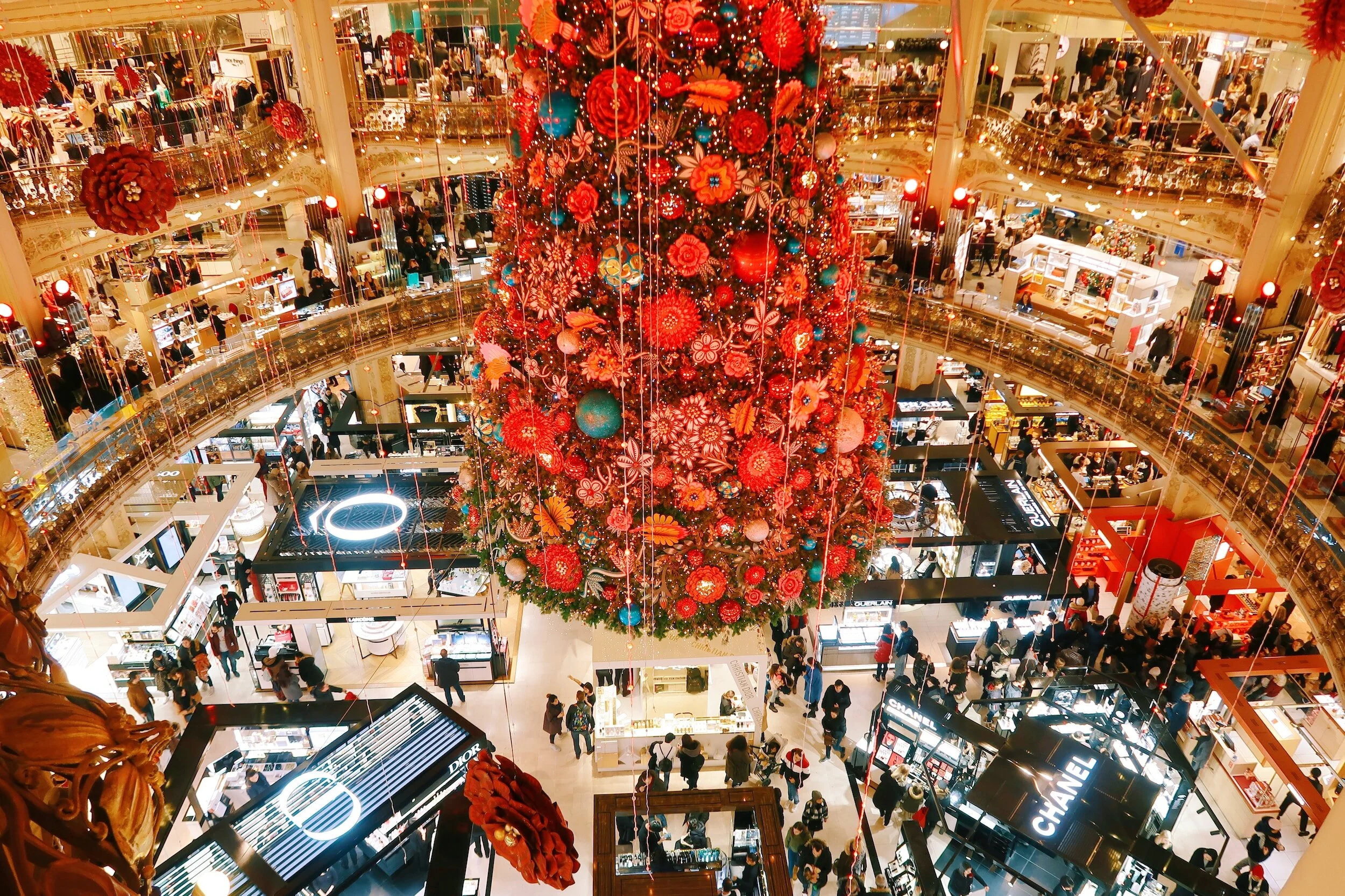 'Tis the Season to Spend Wisely: Money Tips and Tricks for a Budget-Friendly Holiday Season