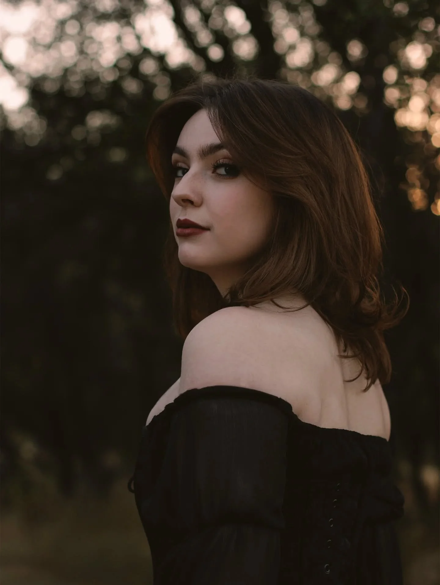 HAPPY HOA HOA HOA SEASON! 🍂🍁🧛&zwj;♀️

I will never NOT be in love with this session from last year. I feel like this vampy look will stand the test of time. I'm so excited for it to get colder so we can break out the sweaters and watch all the Twi