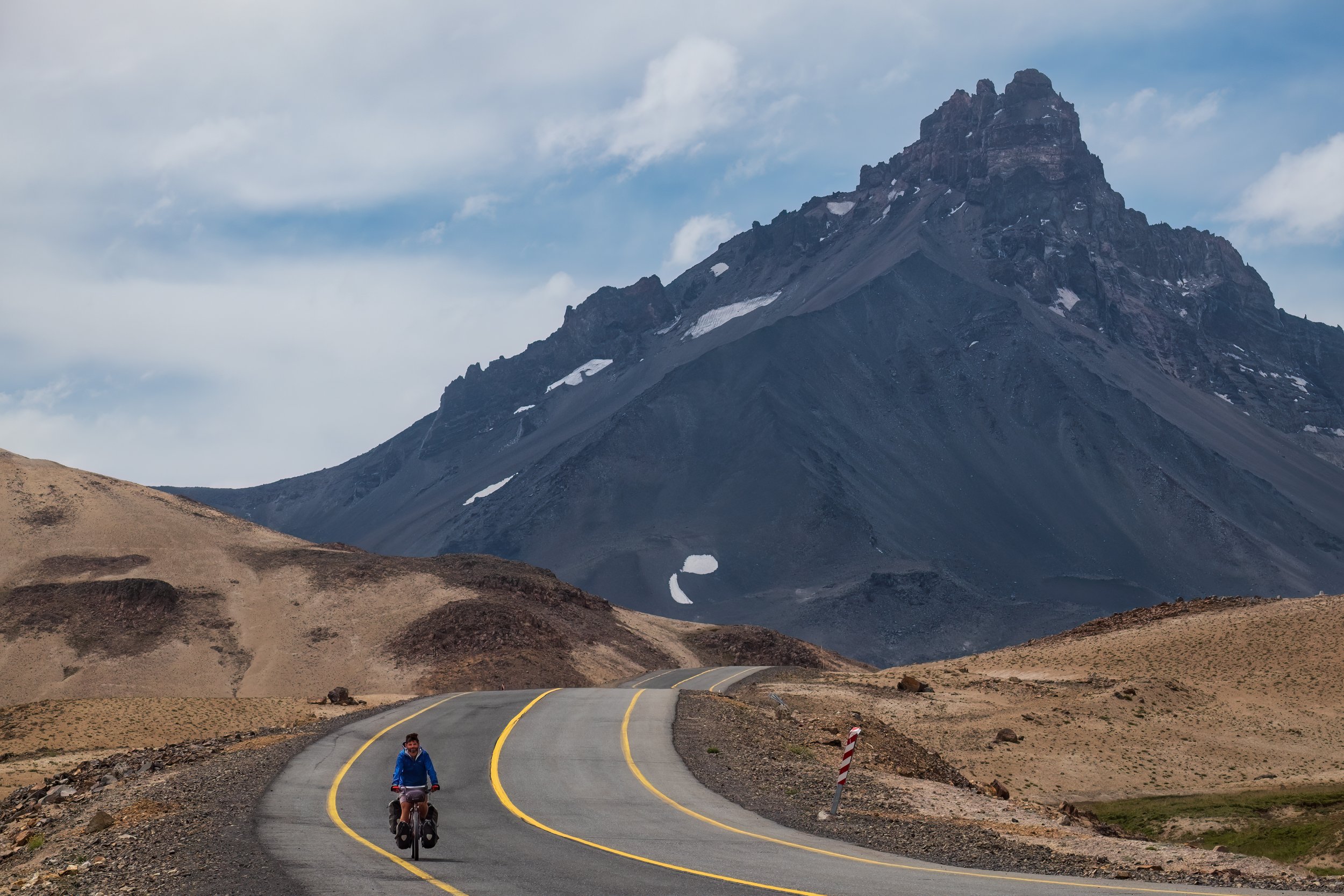 7- Jonathan-devant-Cerro-Campanario-(Chili).jpg