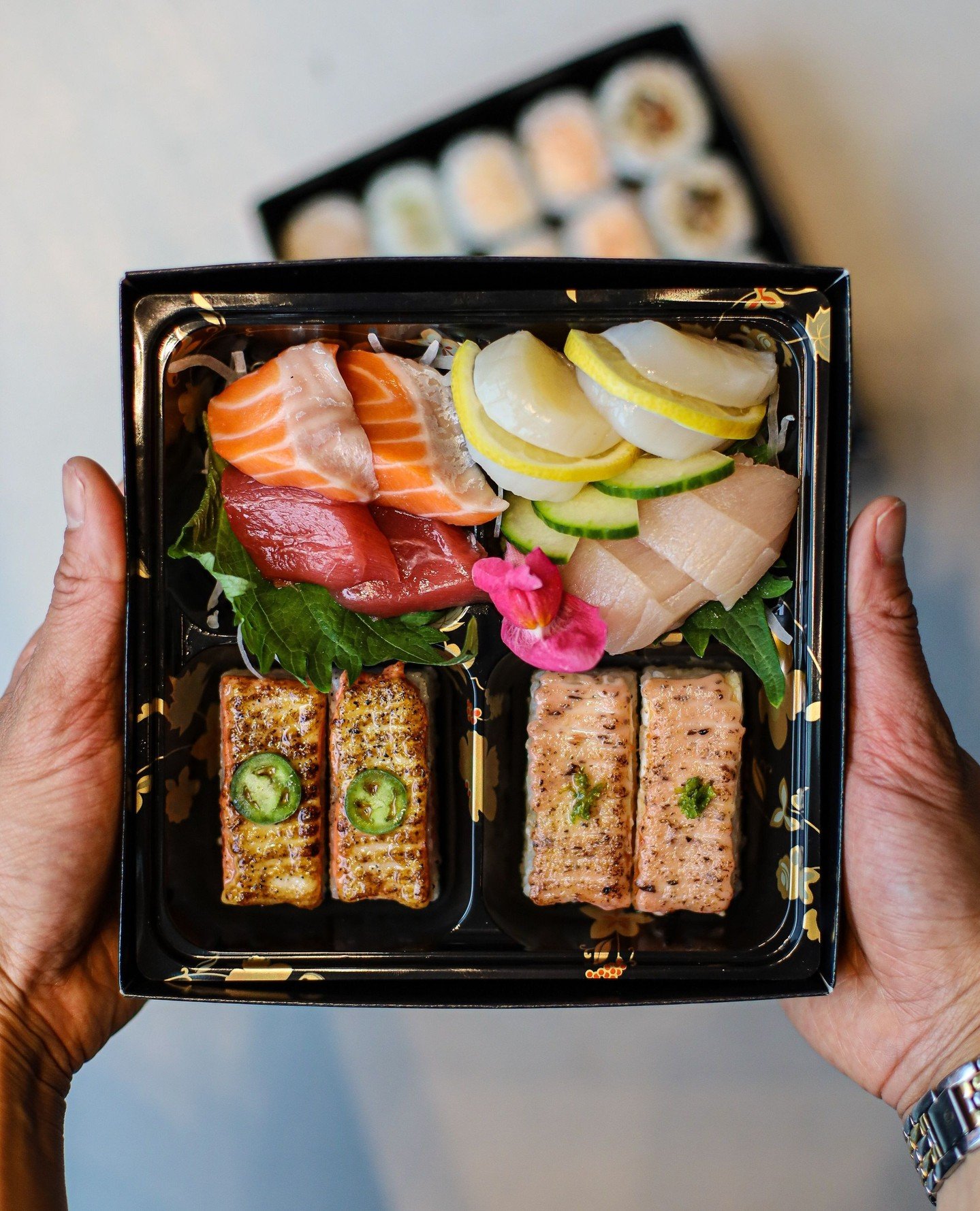 @hellonori takeout &amp; delivery bento boxes complete with fresh sashimi, oshi, and cut rolls ⁠
⁠
Grab your picnic mat, your favourite drinks, and a Hello Nori bento box. Head to the park or beach for good vibes with friends and the fam. Enjoy the s