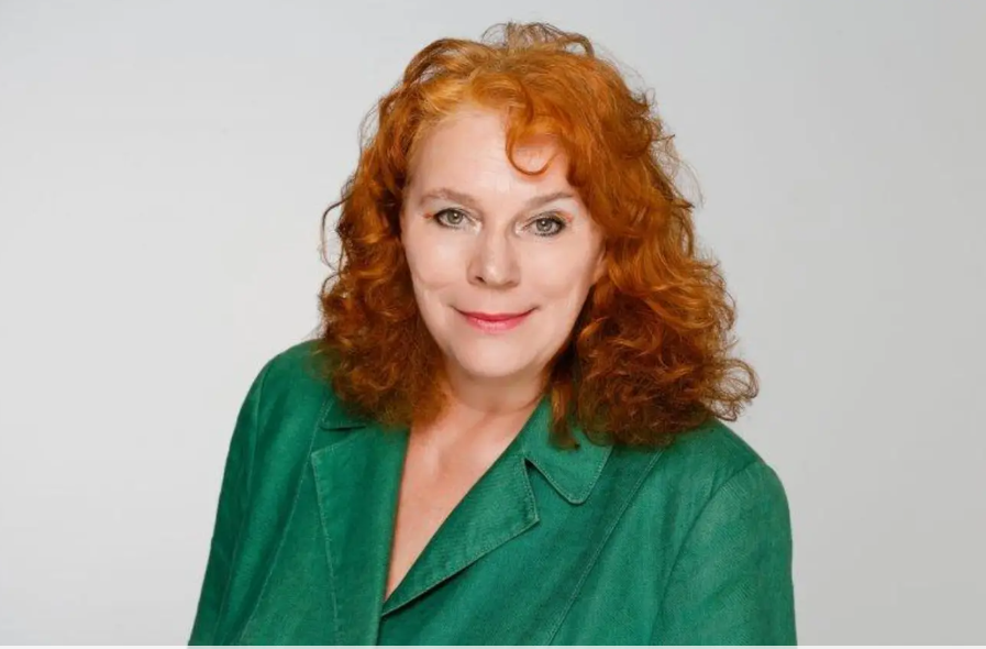 Profilbild von Petra Windisch de Lates, Vorstandsvorsitzende Kinderhilfe Deutsche Lebensbrücke  – Kundenstimme zu Marketing Texterin Tamara Niebler.