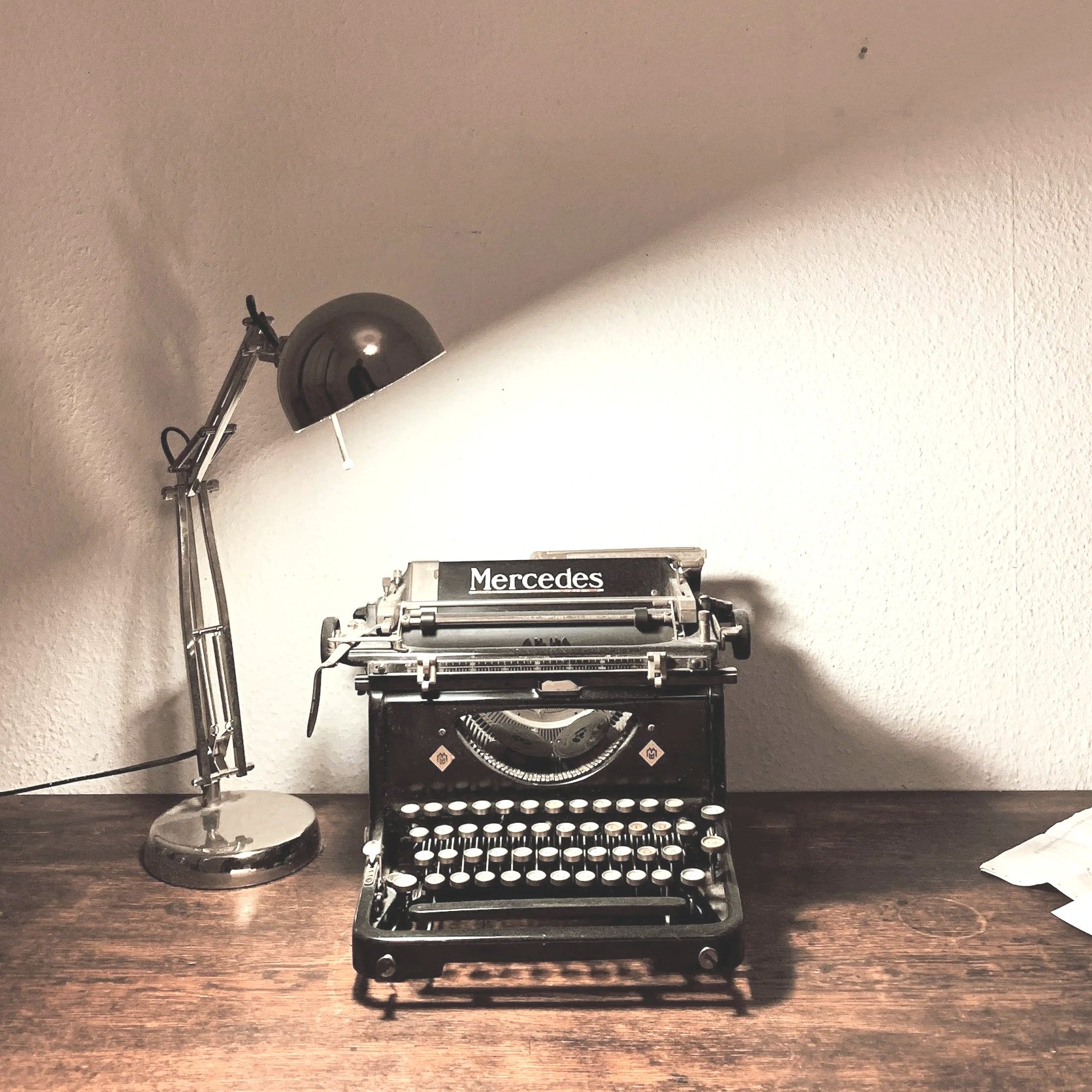 Lampenlicht fokussiert auf Retro-Schreibmaschine als Sinnbild für Professionelle Texter: Tippen ist nicht strategisch kommunizieren