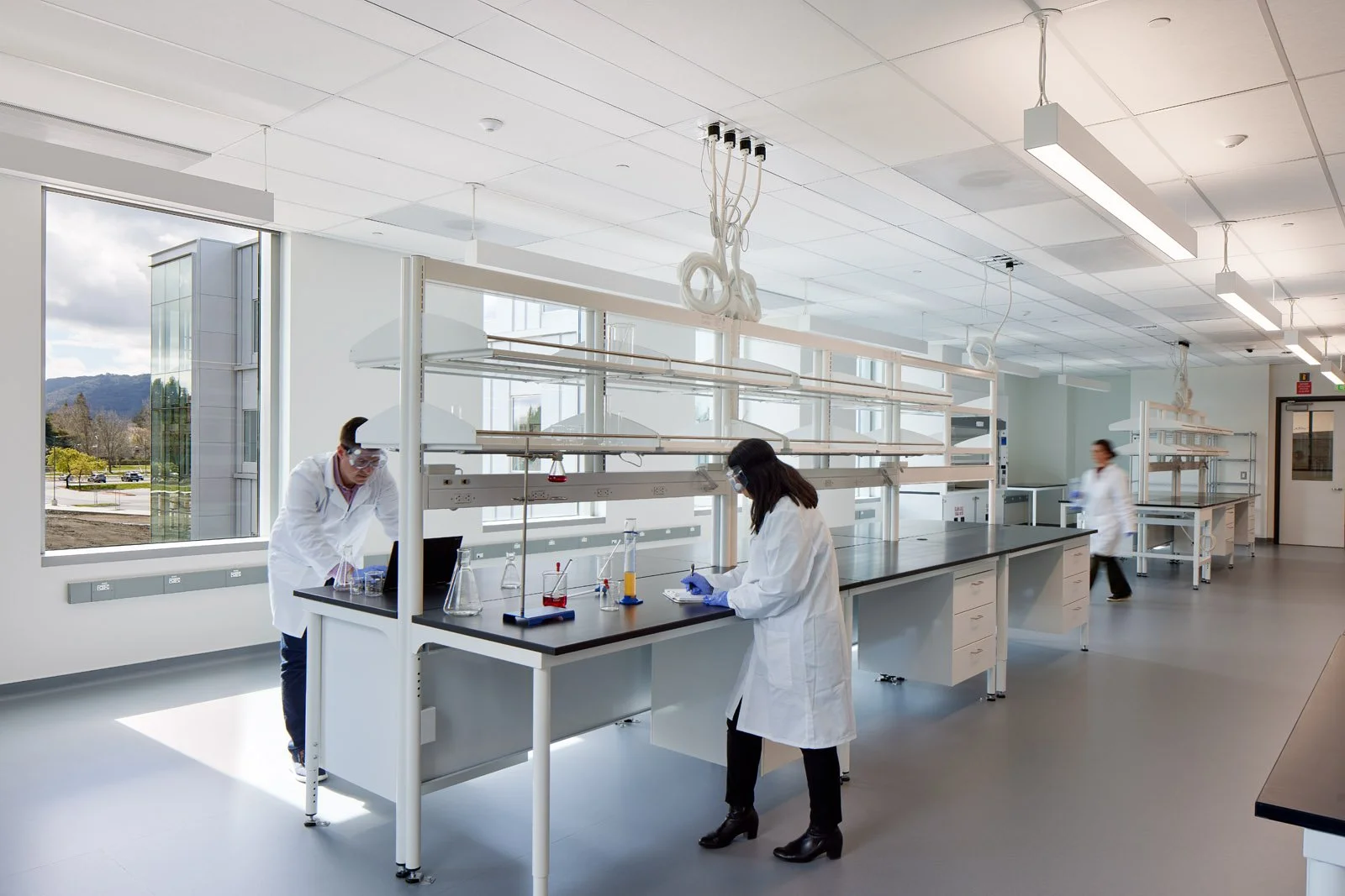 Innovative Lab Design Trends: From Collaborative Spaces to AI-Driven ...