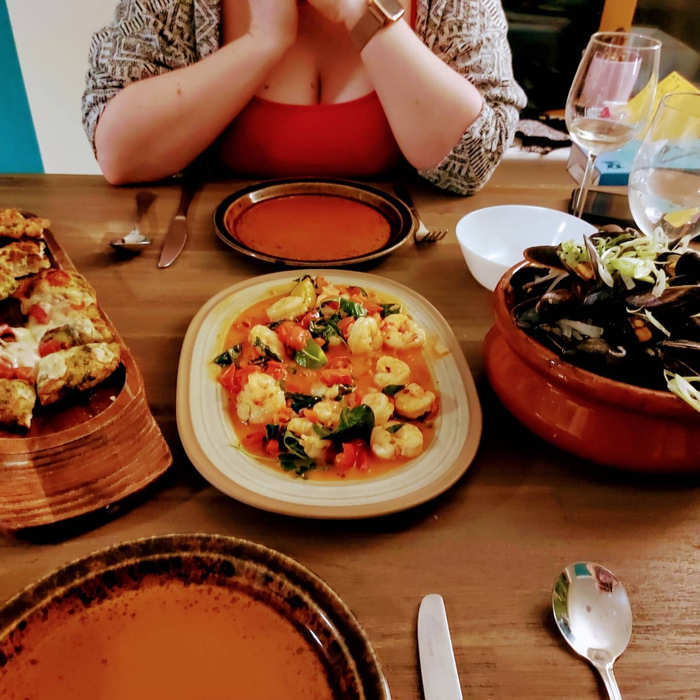 Fish for the Tea.
Chilli Prawns and Mussels and the obligatory toasty bread.
Stop it you absolute flirt
#irish #seafood #prawns #mussels #familydinner #datenight