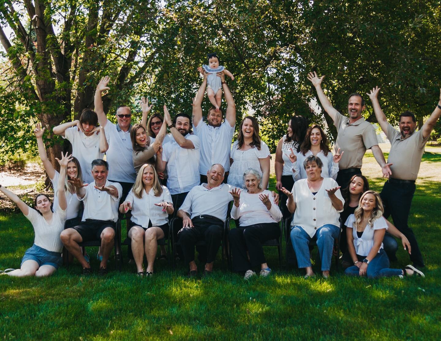 When the whole fam can finally get together again 🙌🙌
.
.
.
.
.
.
.
#familyphotography #familyreunion #extendedfamilyphoto #westmichiganphotographer #westmichiganphotography #grandrapidsmichigan #grandrapidsphotographer #grandrapids #familytime #gat