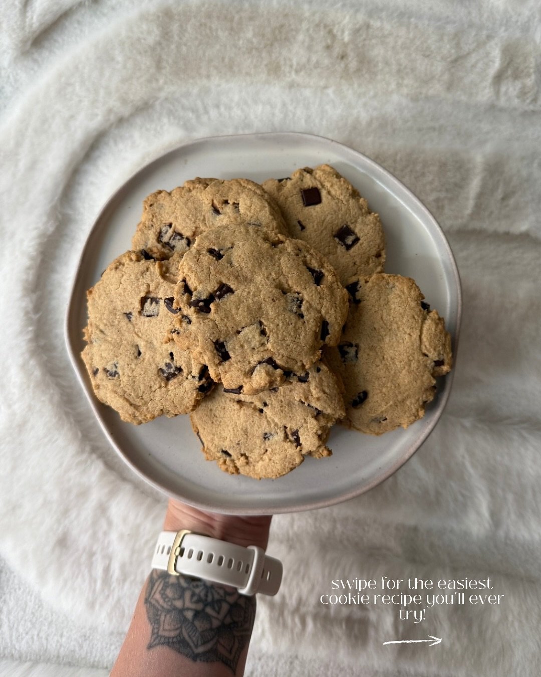 Whether you need a quick sweet treat or a fun baking session with the kids, these Dark Chocolate &amp; Oat Cookies are the answer 🍪✨
They&rsquo;re still a treat (don&rsquo;t worry, I&rsquo;m not swapping chocolate for chickpeas 😅), but for someone 