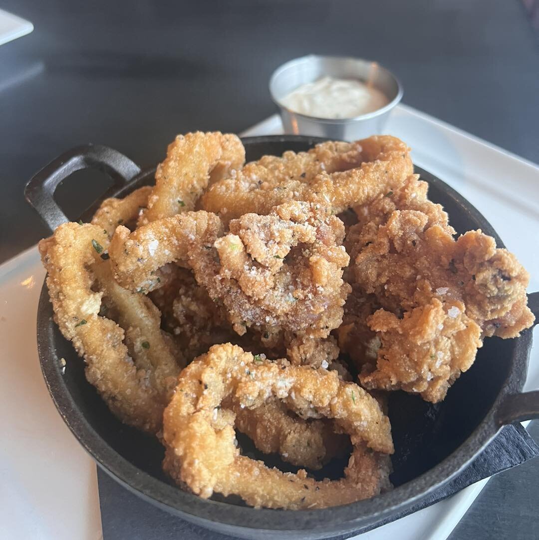 SALT + VINEGAR CALAMARI 🦑 

salt and vinegar dusted calamari, served with a malt vinegar aioli 

. . . . . 

This unique twist on calamari is absolutely delicious and worth trying!