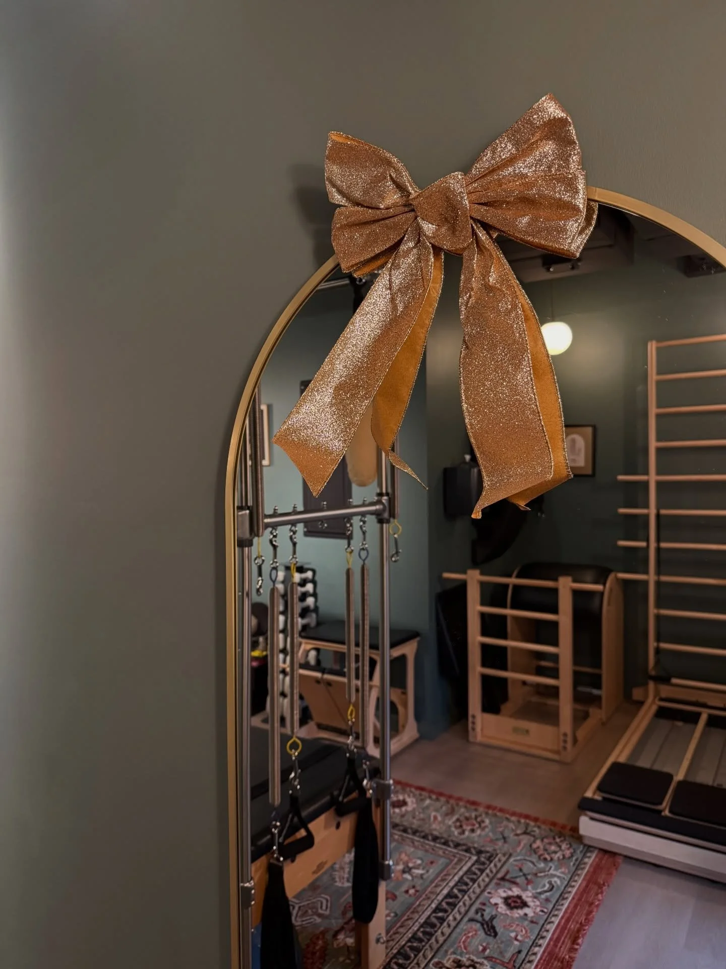 The greatest gift is the gift of movement 🎁 May we treat ourselves everyday💛