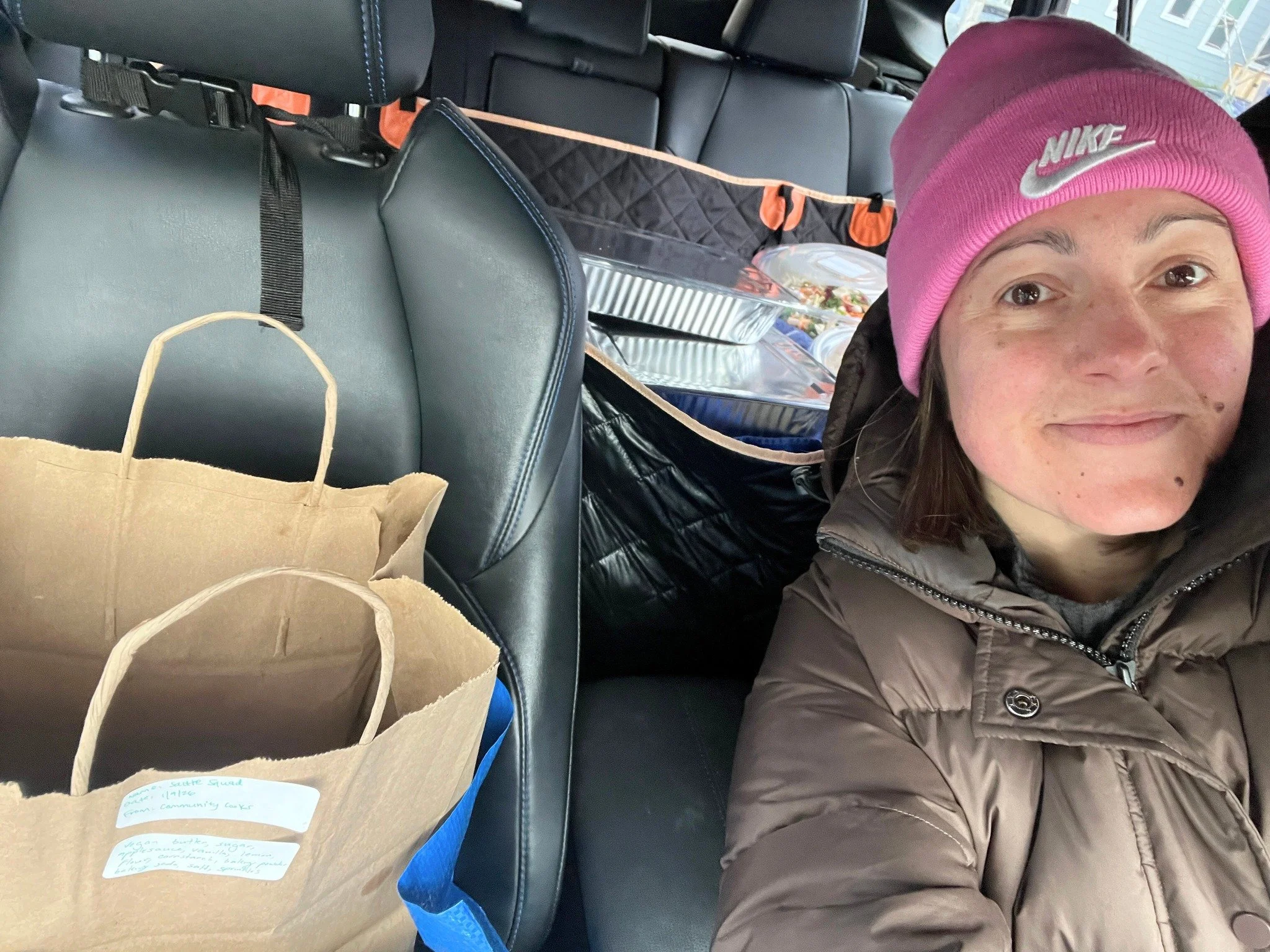 We love seeing our Cooks out and about as they deliver their dishes to our partners! Pictured here, a volunteer on of one of our newest Kitchen Crew Cooking teams made up of ultimate frisbee team members delivering to @cambridgewomenscenter in Januar