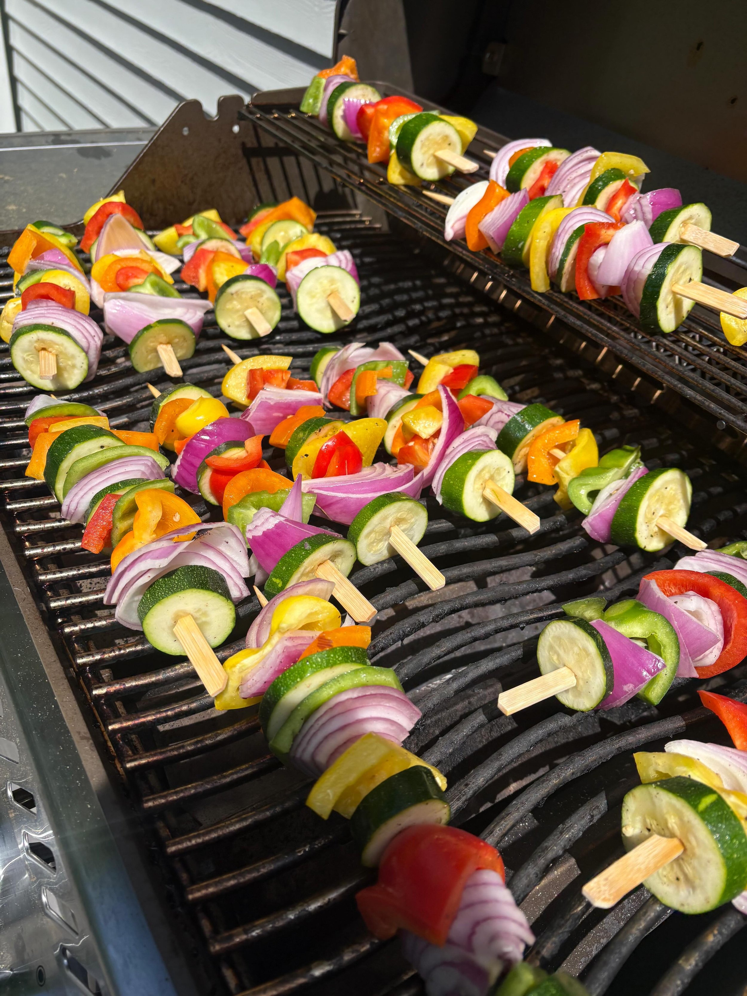 This summery veggie skewers side dish was made by Cook Katie and delivered to @breadoflifemalden yesterday! ☀️ We love to see glimpses like this - one person in a network of 900 Cooks that mobilizes almost every day to prepare and deliver dishes that