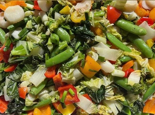 Good night Gone with the Gala and goodnight from @communitycooks to all of you. 

May your dreams tonight be as colorful and comforting as this stir fry recently prepared by our volunteer Cook Jill for diners at our partner @breadoflifemalden. We are