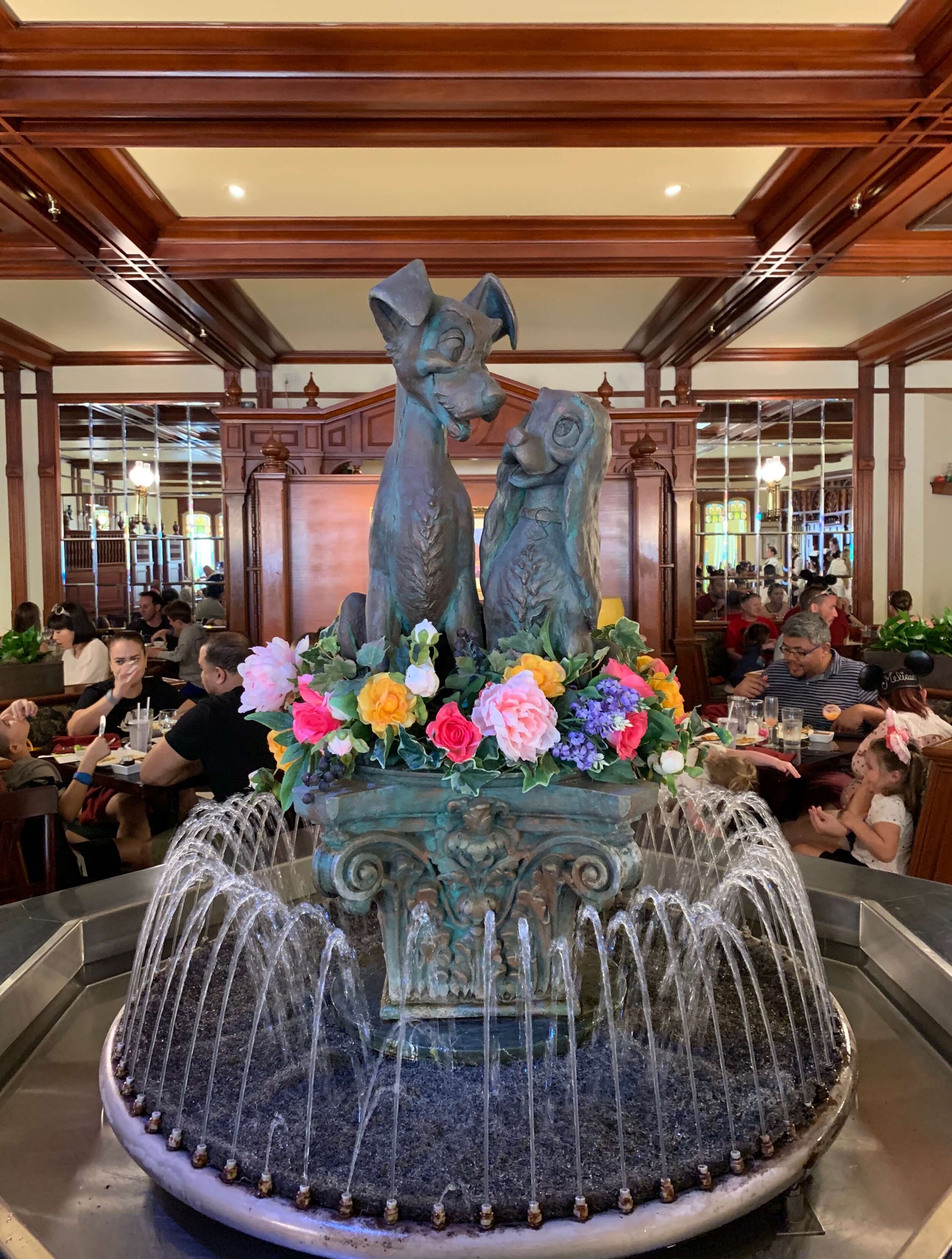 Tony's Town Square Restaurant - restauracja inspirowana bajką Zakochany Kundel Walt Disney World - Magic Kingdom Kwiecień 2019