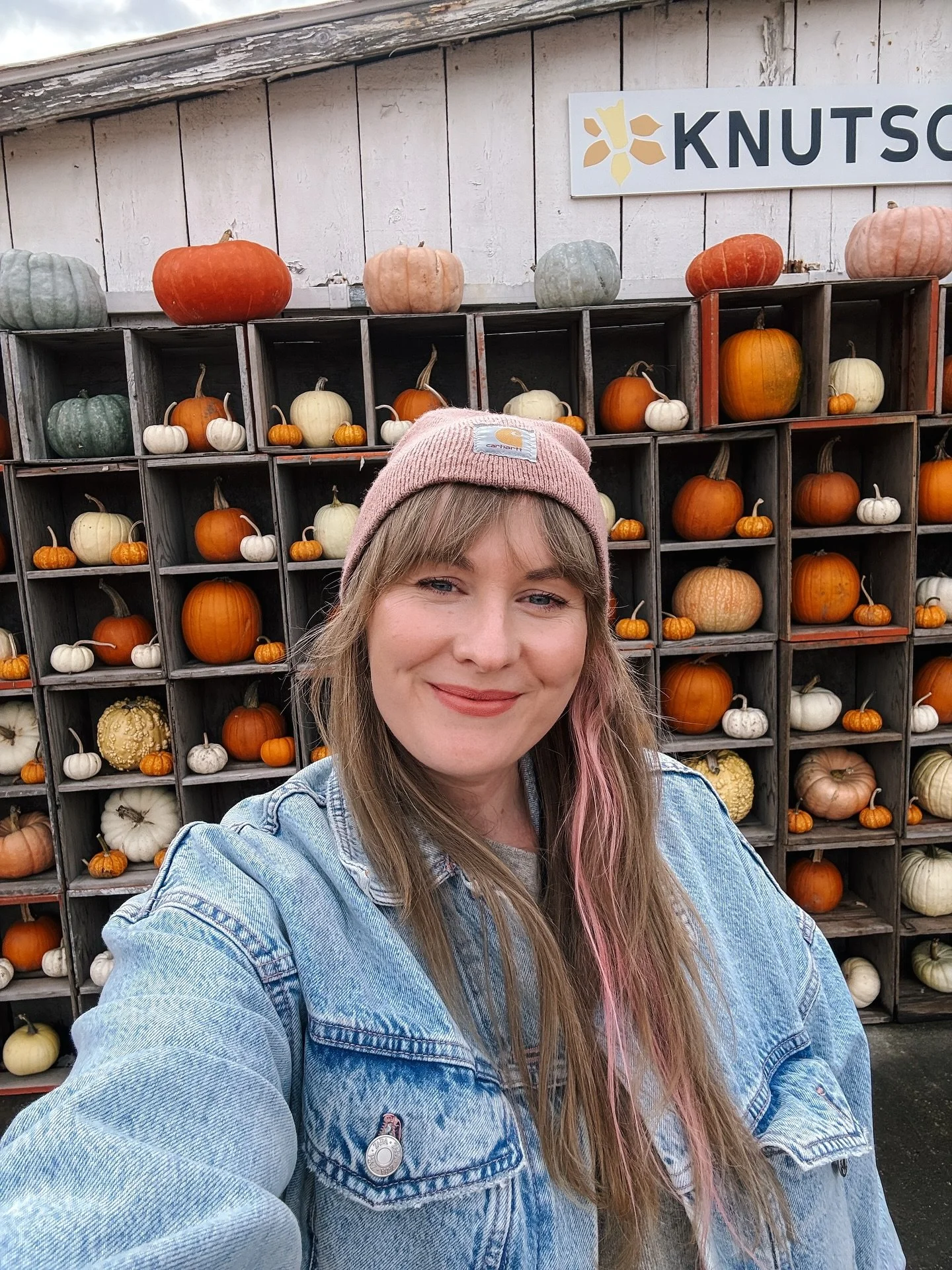 Hejka dżokejka z dyniowej farmy! Coroczna wizyta tutaj to już kolejna tradycja wczesno-jesienna, którą zaadaptowałam jako Amerykanka. Niektóre farmy są przygotowane na całego na wizyty rodzin z dziećmi, mają tyle różnych atrakcji