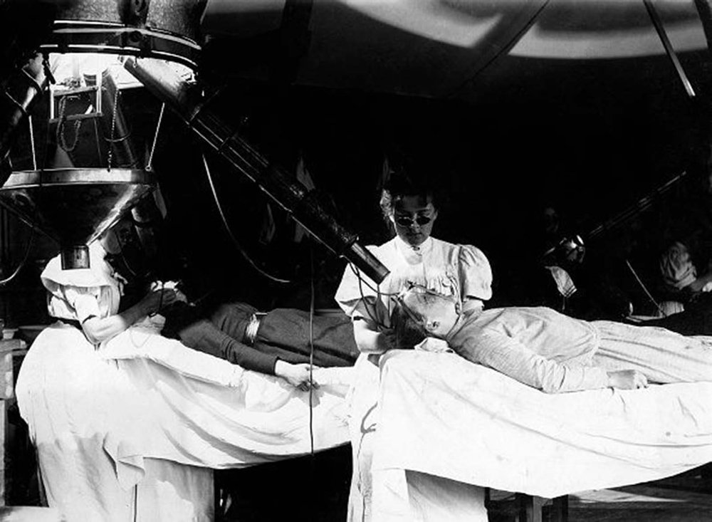  Health cure in the Institut Finsen, Copenhagen, Denmark. Patients getting treatment with electric light. 1900s. 