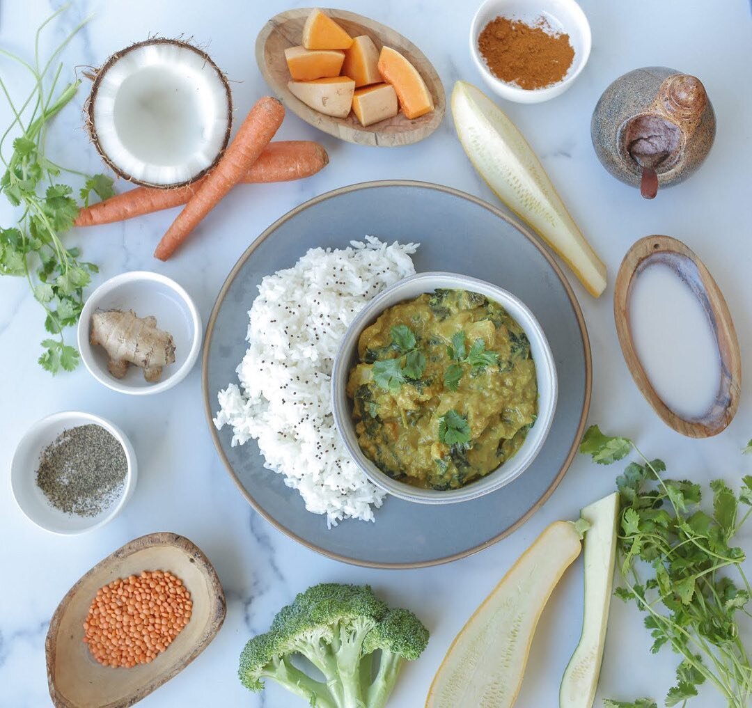 🍲 Have a abundance of vegetables from your garden or farmers market? Try making my simple Coconut  Veggie Curry!
⠀⠀⠀⠀⠀⠀⠀⠀⠀
🥦 Ingredients:
2 tbl cooking oil- ghee, coconut or olive oil
2 tbl Curry Powder
pinch black pepper
1.5 tsp sea or mineral sal