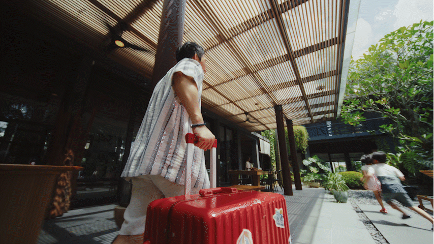 ocbc_the-red-luggage_1712.gif