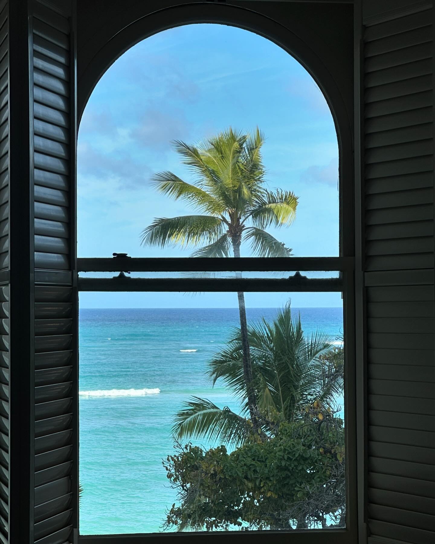 I had so much fun tagging along on my husband&rsquo;s work trip to Honolulu! I got to do yoga and meditation @themoanasurfrider hotel with the lovely Jen @seaofheartyoga to the sound of ocean waves, and I found a perfect writing nook to write in afte