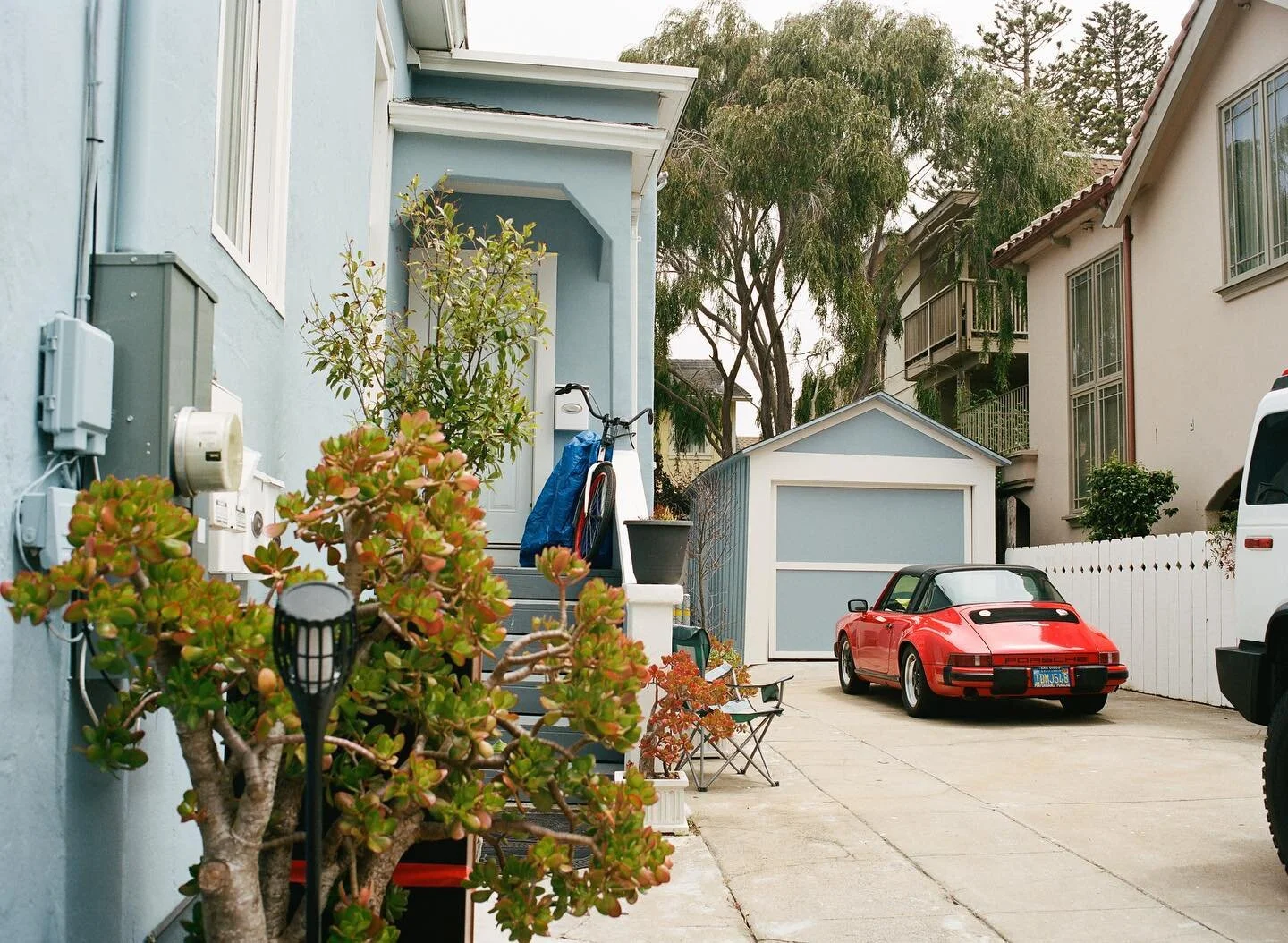 There&rsquo;s almost always a beautiful composition around each corner in Pacific Grove neighborhoods. All the houses vary so much in color and architecture and most of them are historical landmarks.

#mamiya645 #baeareafilm #montereycounty #pacificg