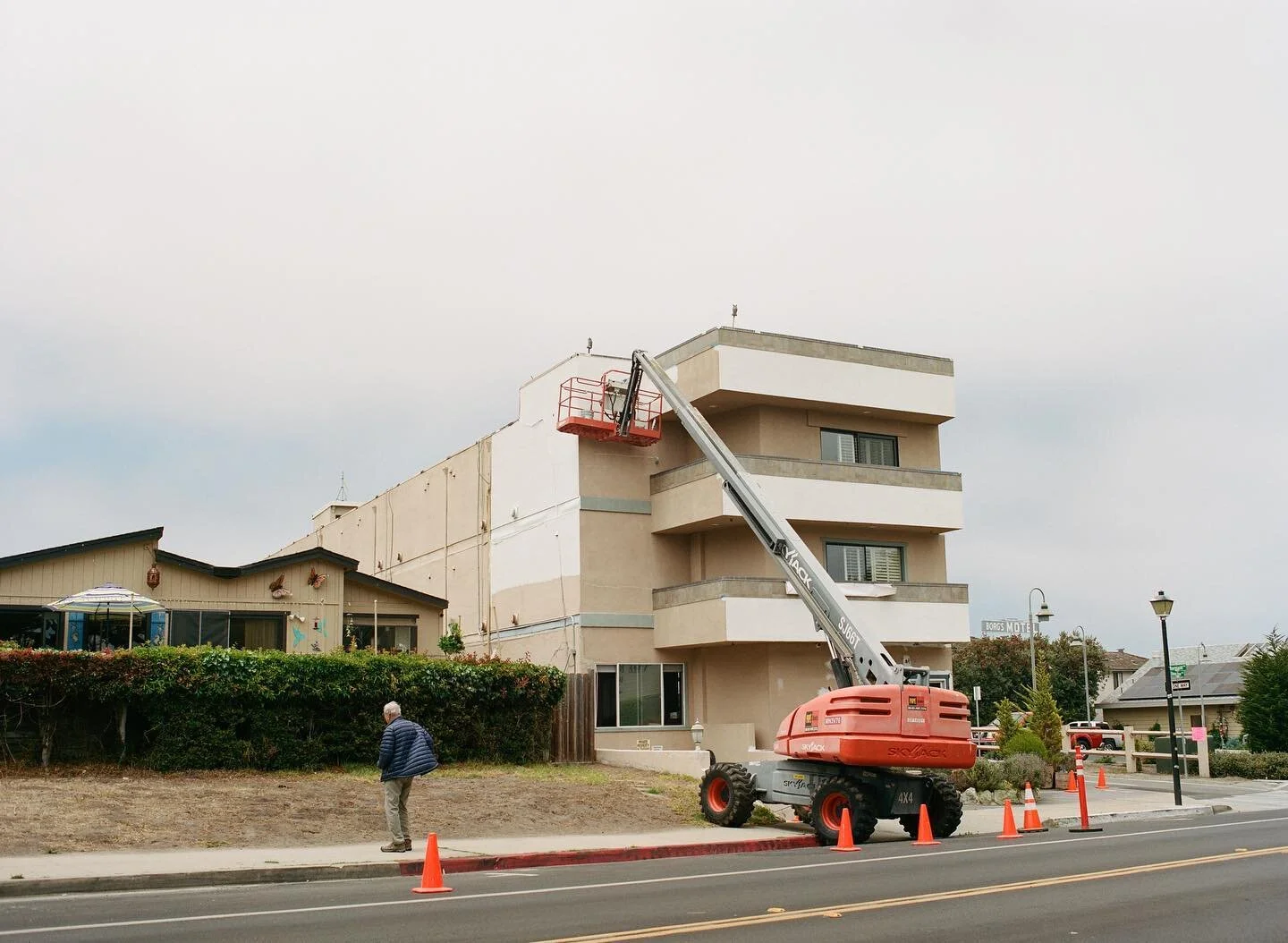A few frames from the street using my Mamiya 645 with a WLV. Very interesting way to shoot and definitely has made me slow down and see compositions differently.

#mamiya645 #portra400 #thedarkroomlab #pacificgrove #montereycounty #centralcoast
