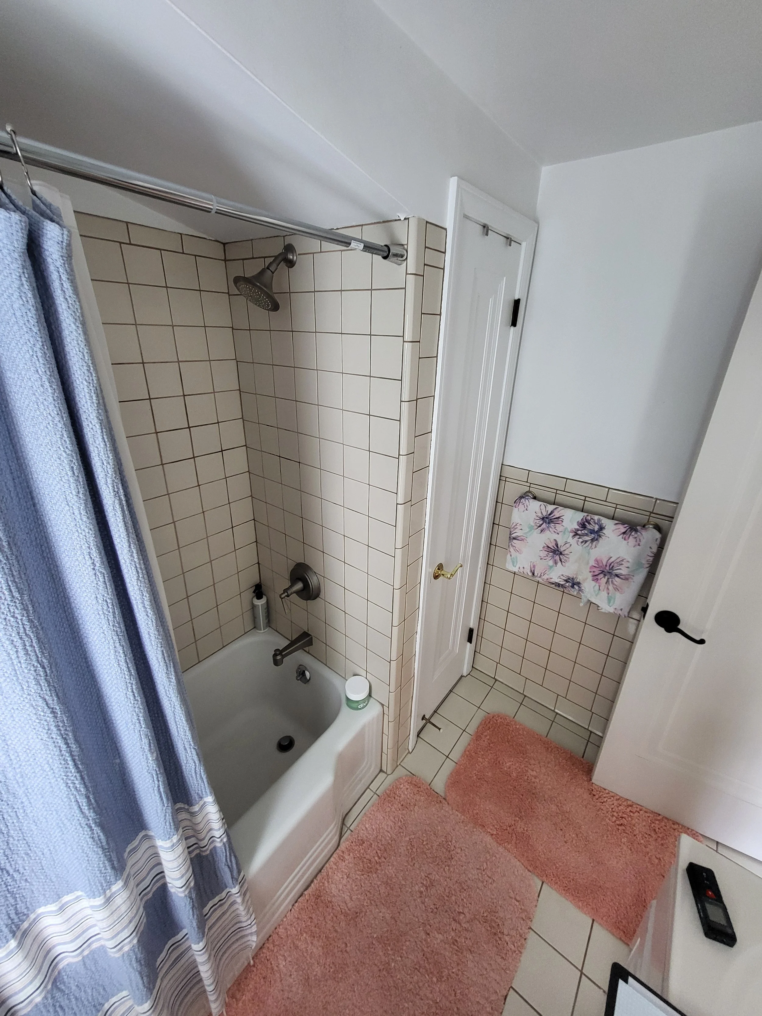 An old, outdated bathroom.