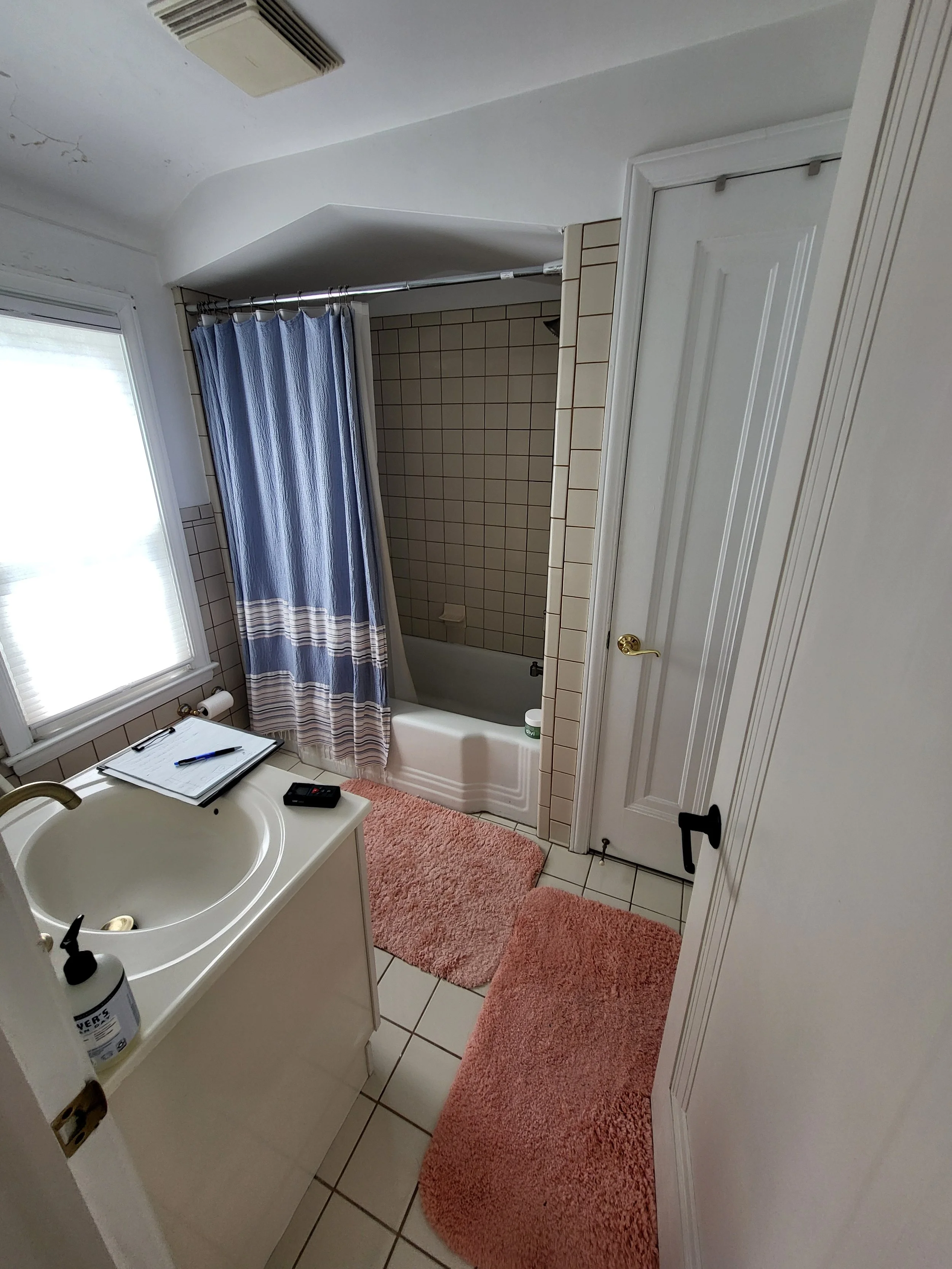 An old, outdated bathroom.
