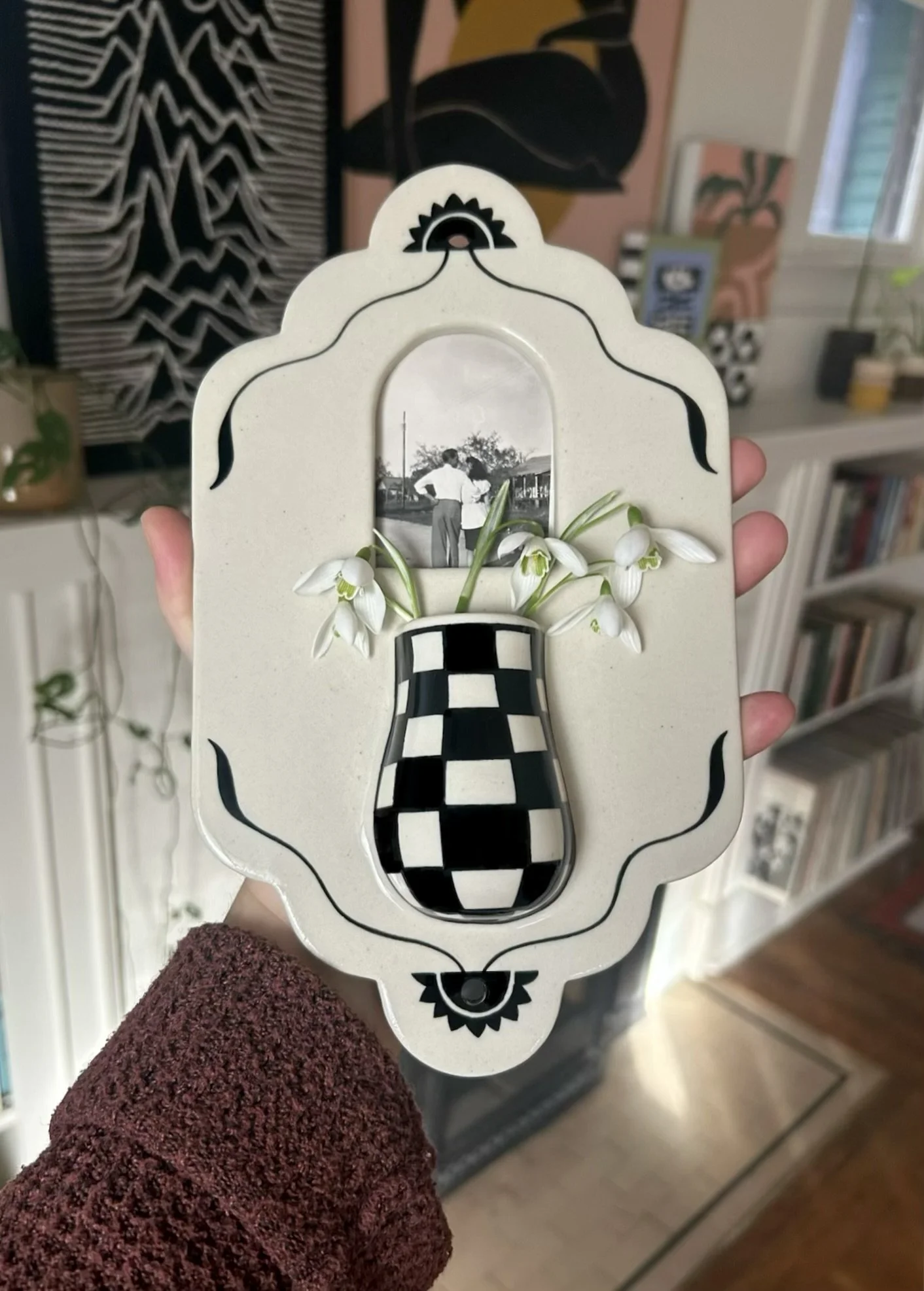 Checkered Scalloped Wall Vase Frame