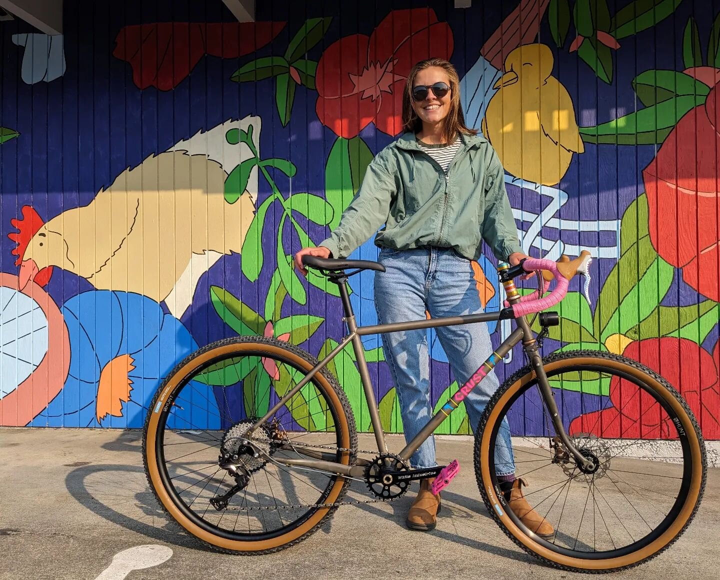 WOAH! This perfect Crust is heading off on its first adventures and we can't think of a better salute to summer than this custom breezy sherbet color scheme. Happy new bike day @linda_buehler! 

#crustbikes 
#newbikeday 
#rainbowsherbet