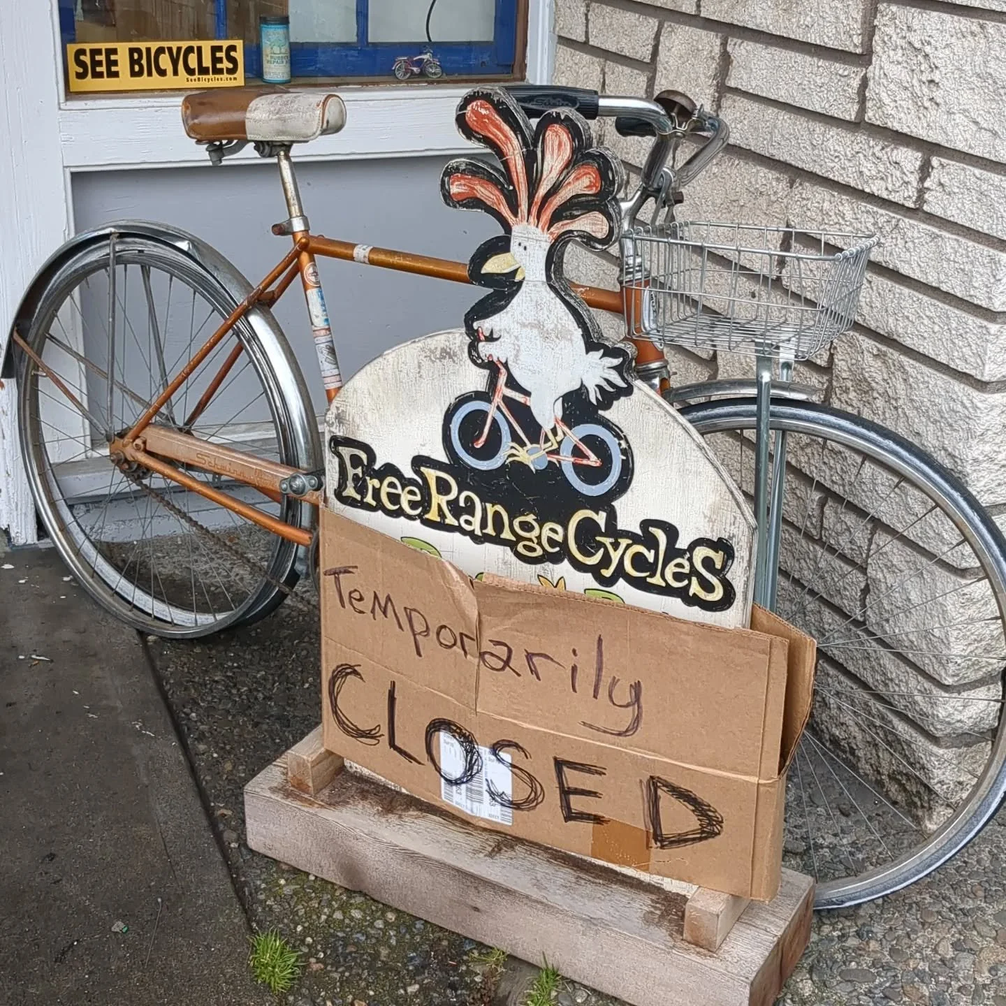 We got a burst pipe situation going on. :/ Closed today and Wednesday 4/8 to deal with this mess. 

Thanks for your patience!