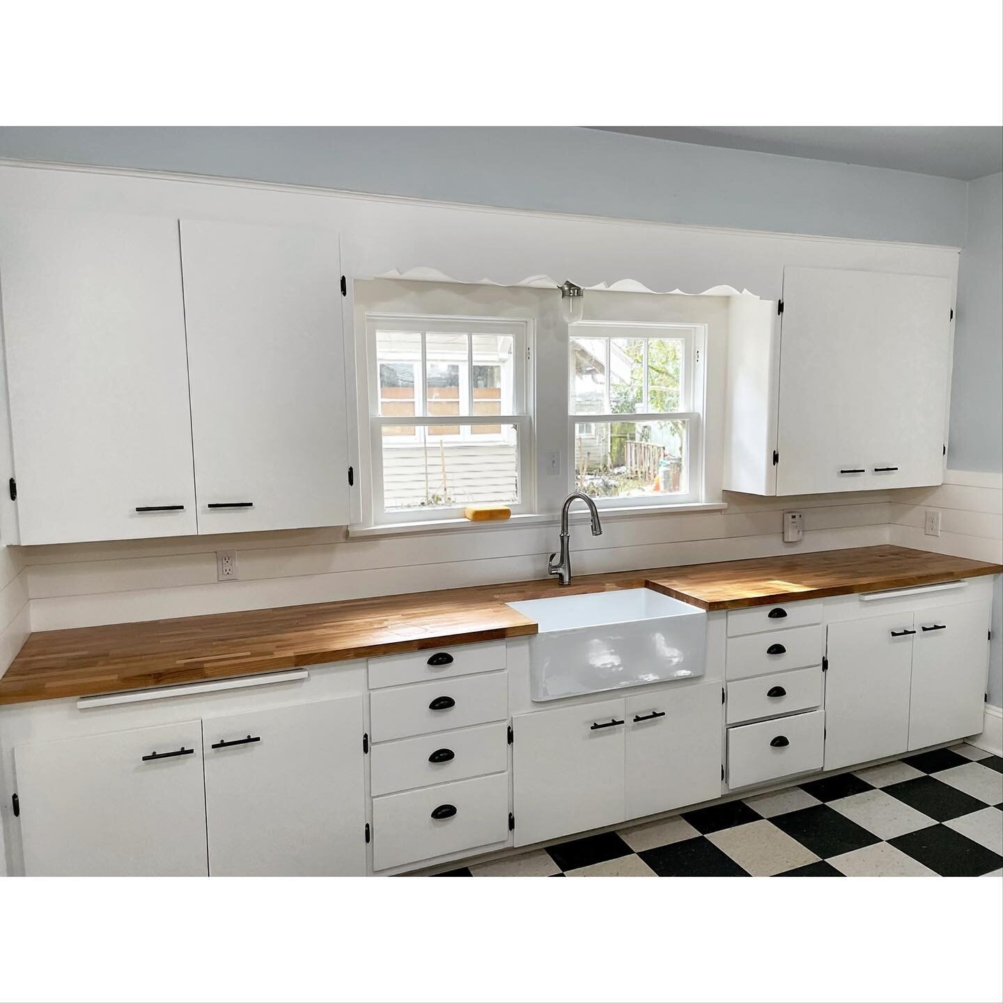 a small facelift for this 1950&rsquo;s kitchen 🤩
&mdash;&mdash;
#kitchenremodel #upgrade #oldhomerenovations #oldhomerestoration #butcherblockcountertop #blackhardware #moxedmetals #1950style #oldmodern #farmsink #pacificmoodpdx #pacificmoodgeneralc