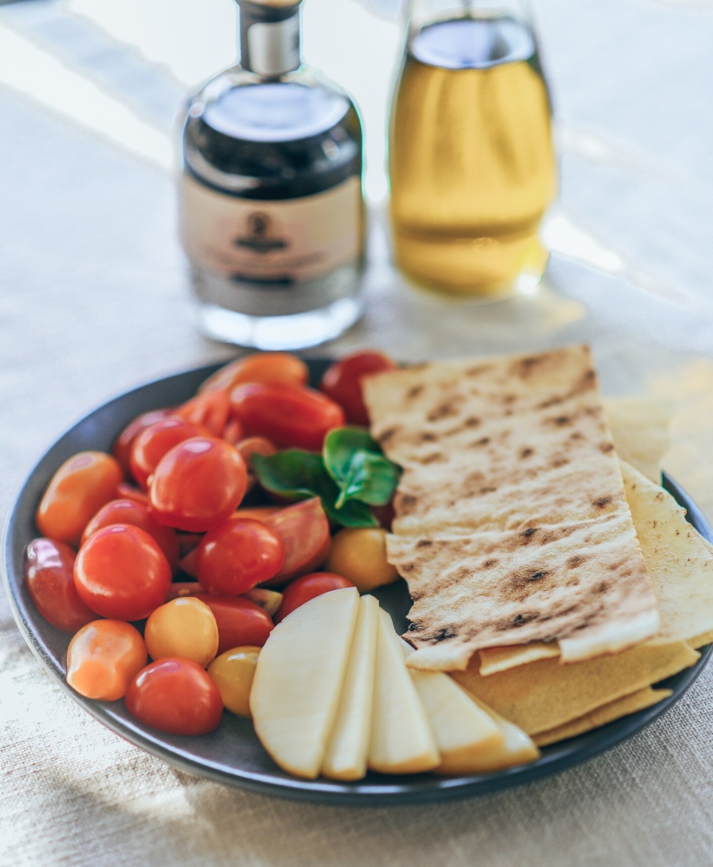Noosa Reds with smoked scamorza &amp; Sicilian flatbread.⁠
⁠
One of the simple combo's from our Salumi E Mozzarella bar⁠
~⁠
#noosa #tomaotoes #oliveoil #balsamic #entree