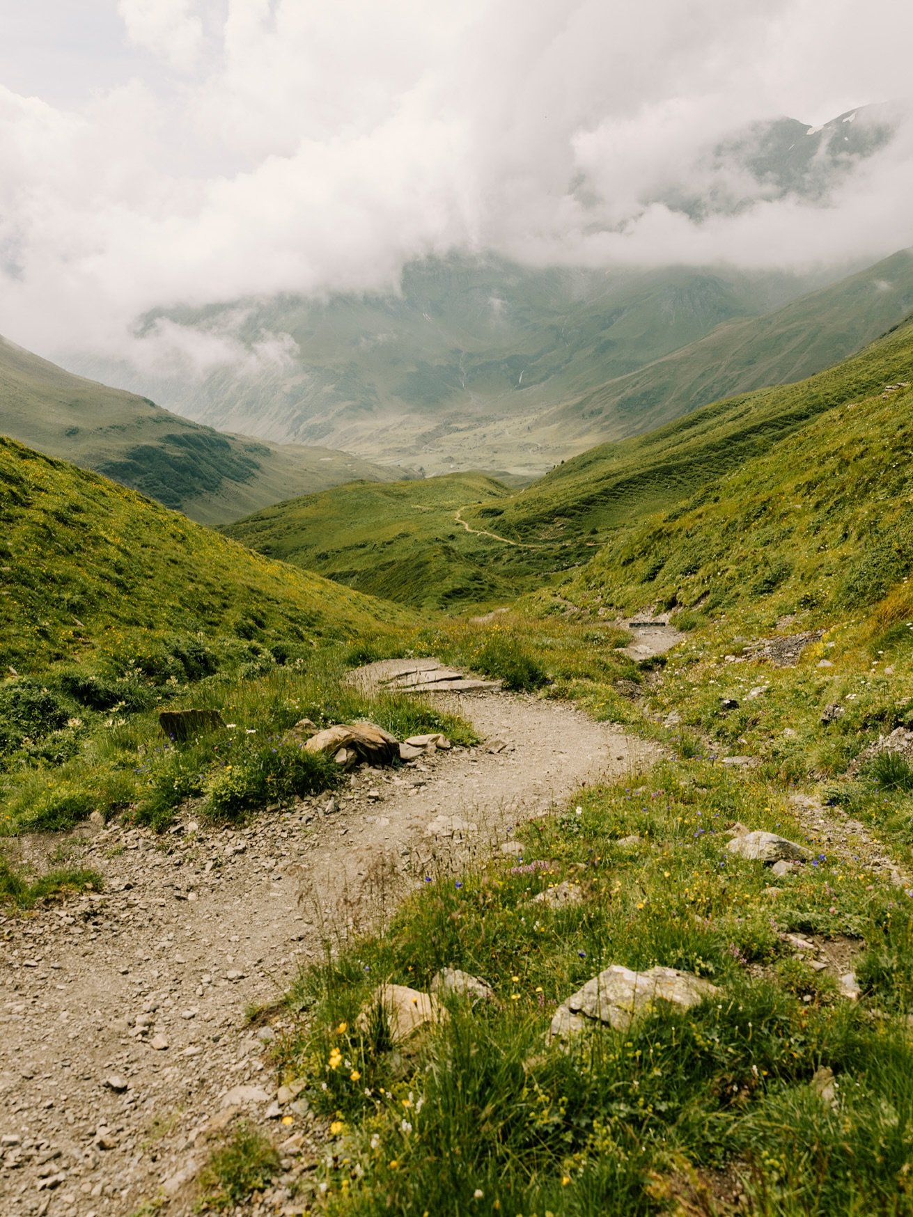 I&rsquo;ve always been fascinated by mountain passes. Far from civilization, in the middle of nowhere, there&rsquo;s a whole world of wonder.
Even though I barely had the strength to make it back home, this 20km hike is one I will remember the most.