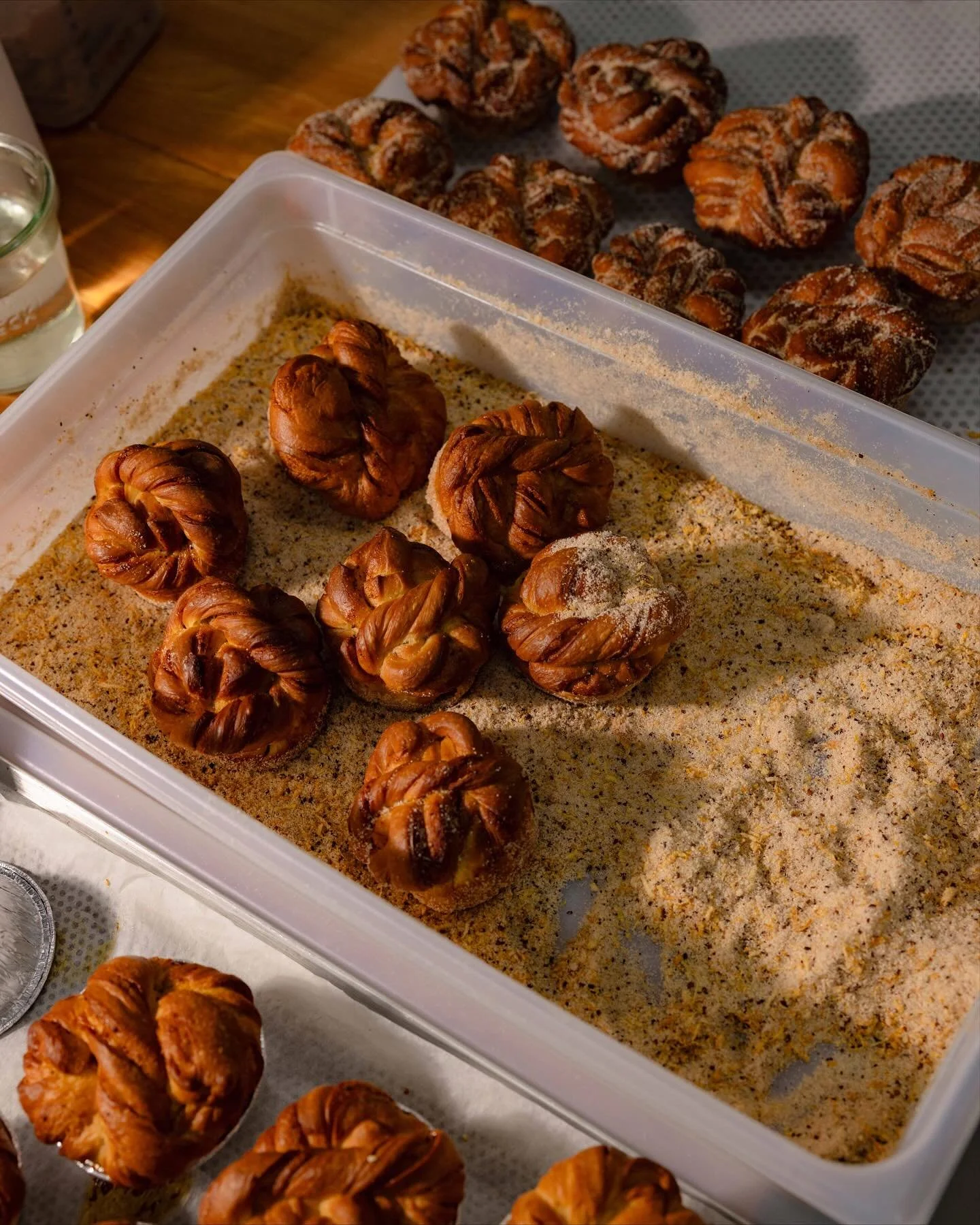 1 a.m. call time, filter coffee brewing, and the smell of freshly baked bread and my favorite ham-and-cheese croissant in the air.
Photography and moving stills for the hardest-working people I know @bomabakery