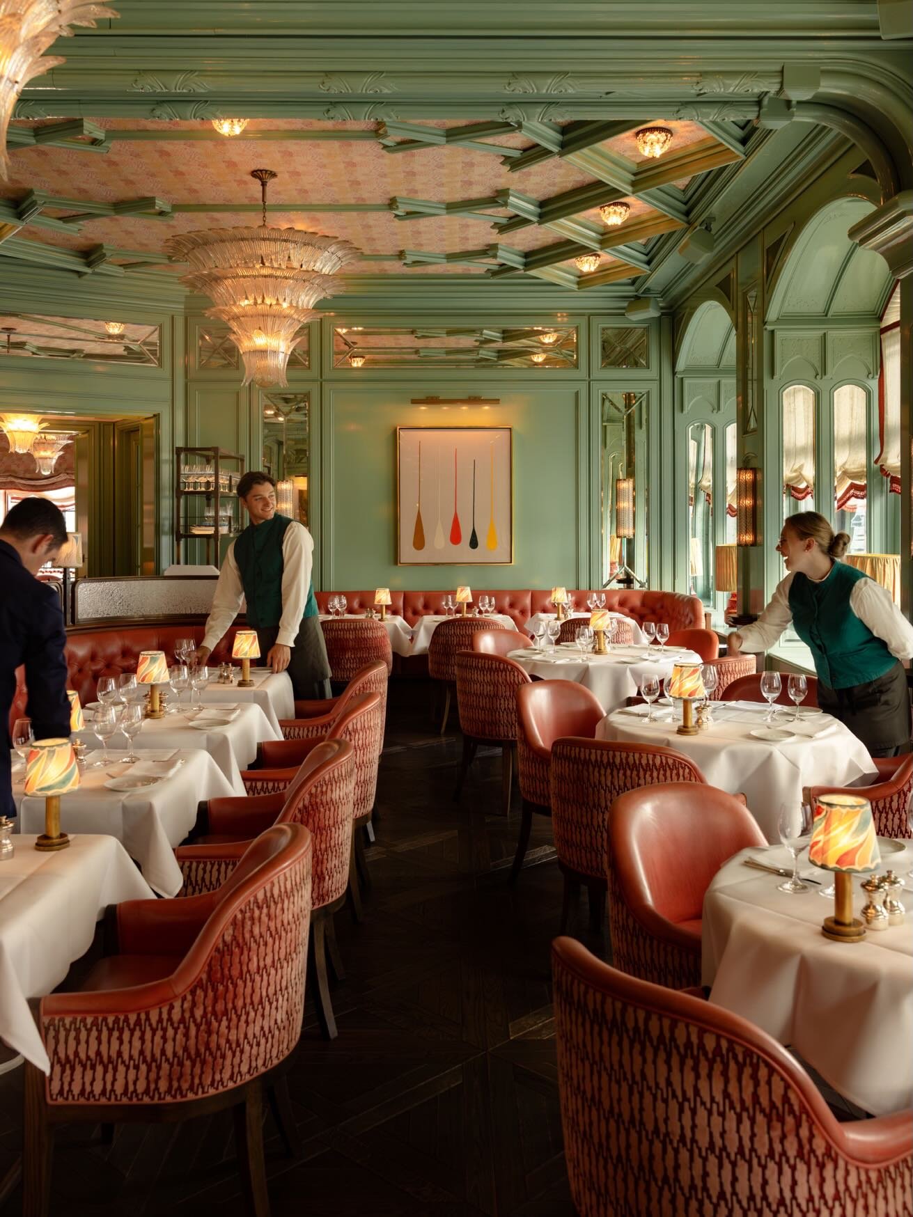Located in the historical @bauraulac, one of Z&uuml;rich&rsquo;s most storied addresses, @baurszurich merges food with art, interiors with hospitality and taste with stories.
My approach to restaurant photography has always been rooted in atmosphere 