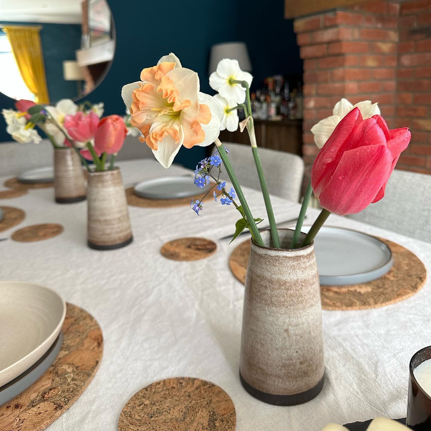 Enjoying the simple things, picking flowers from the garden to decorate the table. 🌸 We planted these bulbs last November it was cold and rainy, patiently we waited - first came the first signs of spring with crocus, then the hyacinth, then the daff