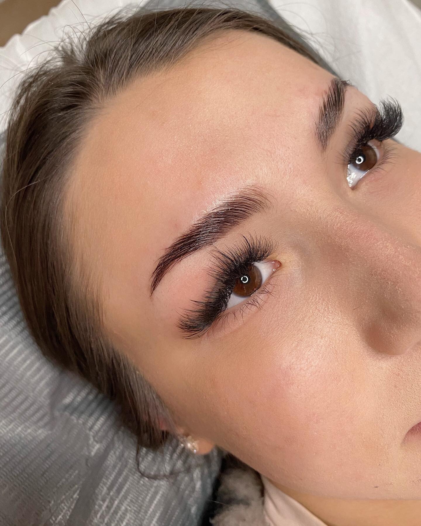 Volume Lashes &amp; Brow Lamination. A match made in heaven😇
Lashes by @tiffanyesthetician