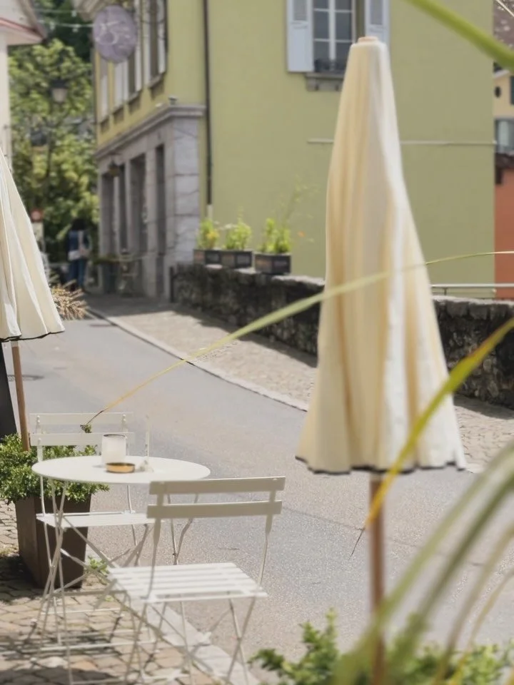 Impossible de choisir o&ugrave; s&rsquo;asseoir avec tous ces beaux coins sur notre terrasse d&rsquo;&eacute;t&eacute;. Where are you sitting on your next visit? 🌴⛱️
