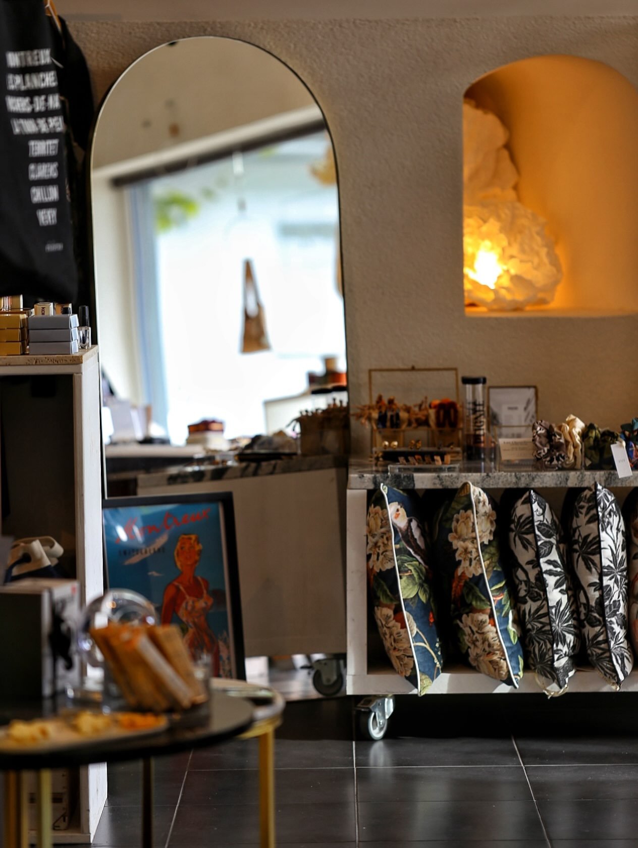 lots of changes (Et &ccedil;a fait du bien ! ) Venez d&eacute;couvrir la boutique et tous les nouveaut&eacute;s dans cette magnifique lumi&egrave;re d&rsquo;automne&hellip; ✨🍂