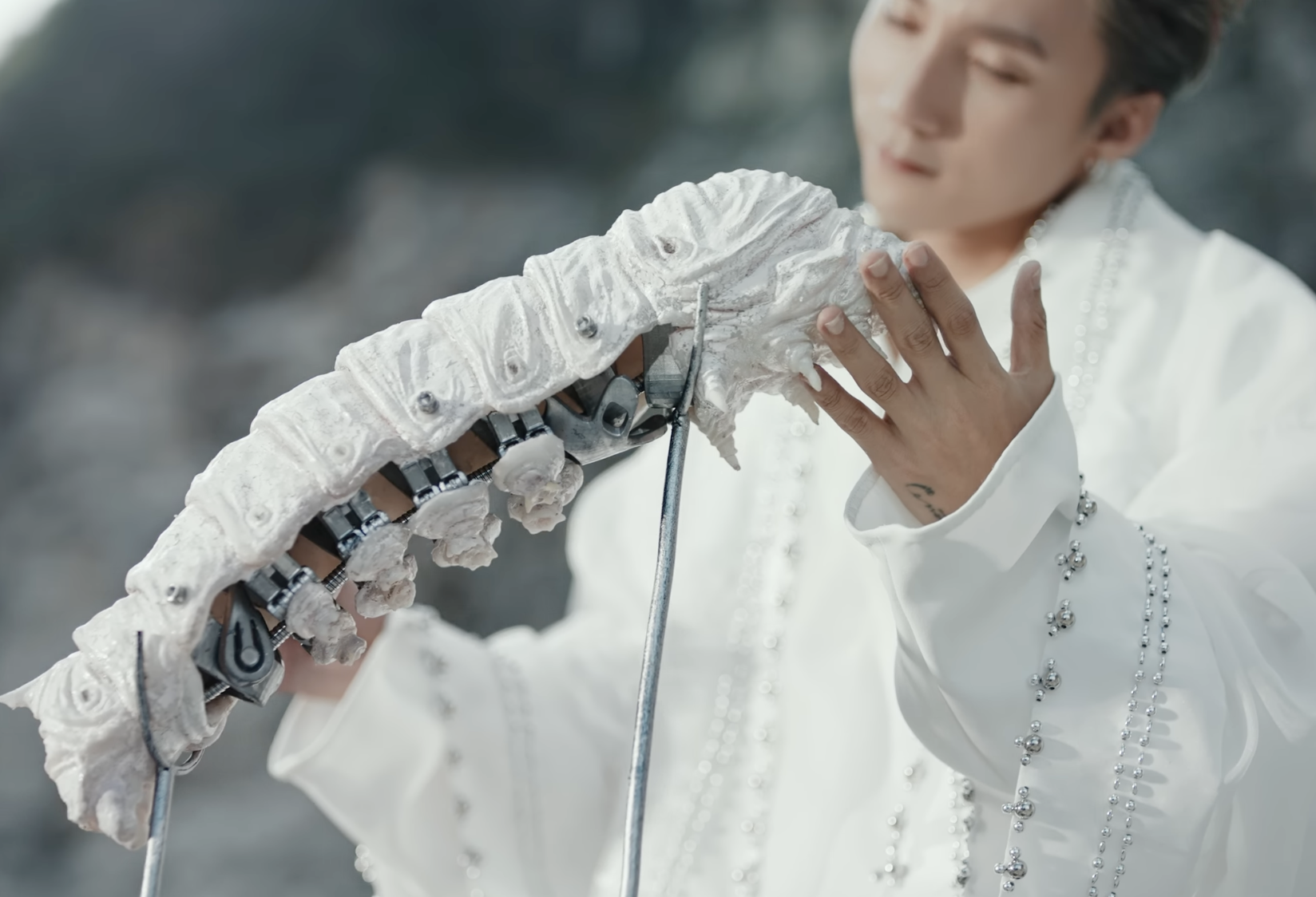 UFO, người ngoài hành tinh, ý nghĩa biểu tượng trong MV Come My Way 