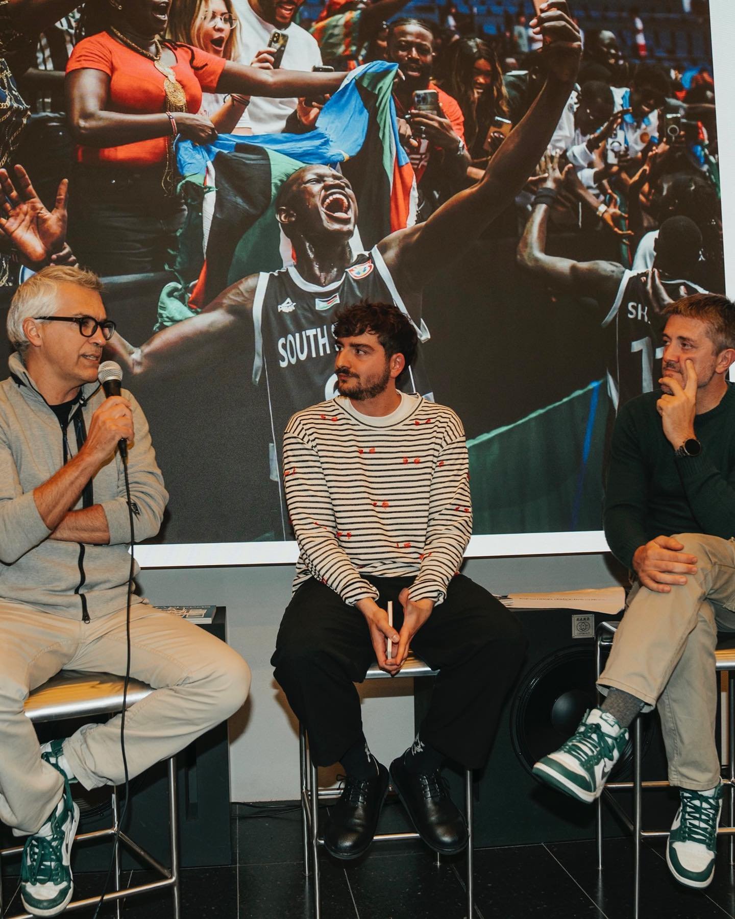 Discovering basketball overseas through storytelling. Discovering storytelling through overseas storytellers.

Thanks to @alessandromamoli and @maurobev for once again enriching the waves of basketball culture.

Thank you Milan and Milanese for ridin
