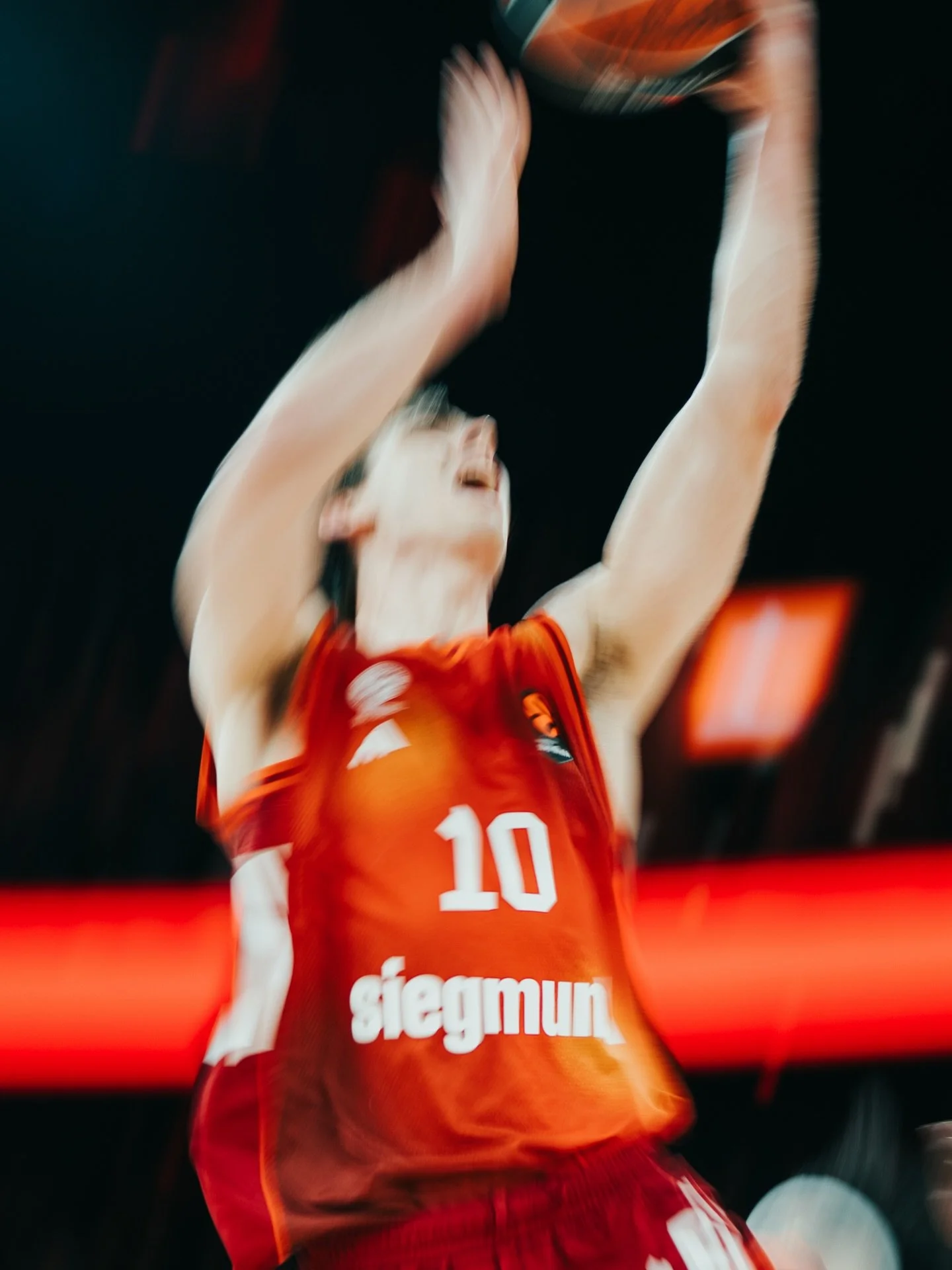 The SAP Garden inhales and exhales Bavarian tradition and sporting progress. 

Carried by the relentless basketball pulse of @fcbayernbasketball, it suspends itself in a rare equilibrium between history, fully embodied in the authoritative presence o
