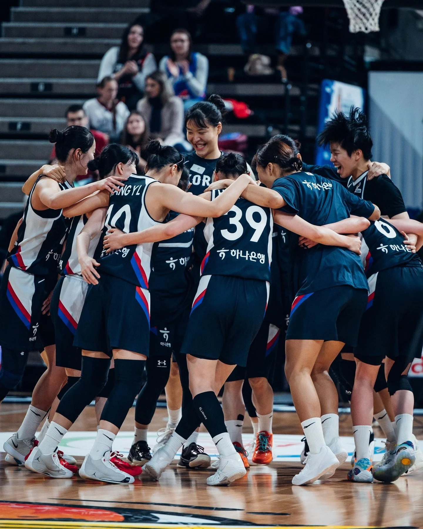 Seen in the days of Lyon-Villeurbanne, the Korean flag revealed itself as a white court &mdash; purity by its very definition. At its center, where every jump ball is set in motion, rests the Taeguk: the primordial balance at the origin of all things