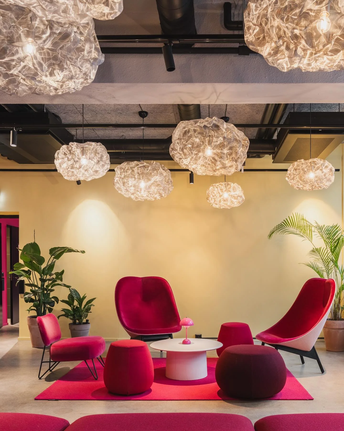 Sosial sone hos Foodora! 

M&oslash;blene i prosjektet er en god kombinasjon av direkte ombruk, oppussing av m&oslash;bler og noen nyanskaffelser. 

Foto: Dag Sandven
@dagsandven