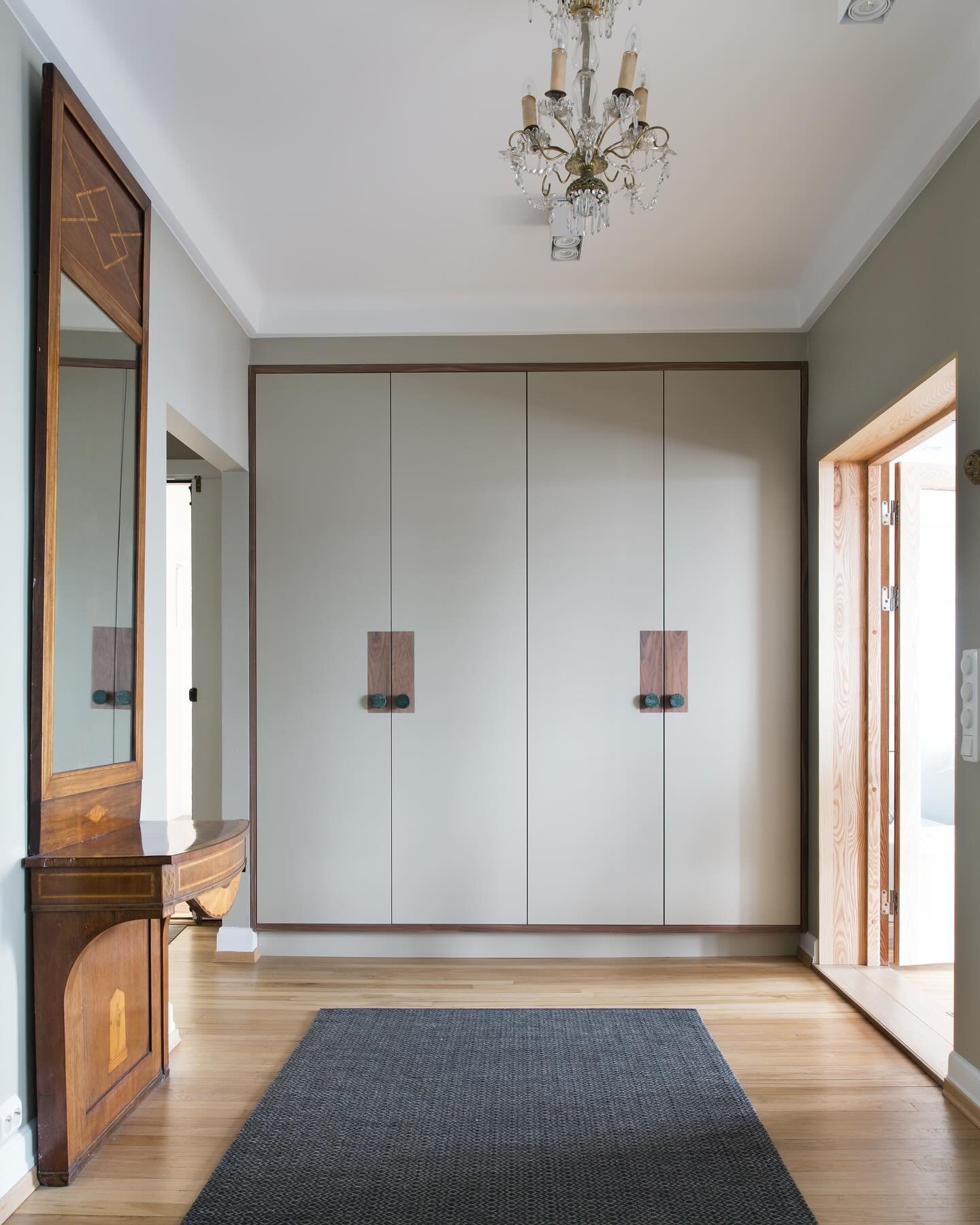 En av mange spesialtegnede fastinnredninger p&aring; Gimle terrasse 🩵