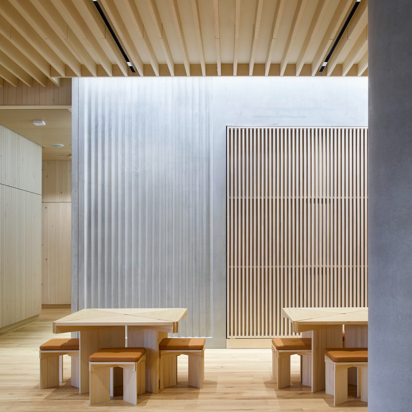 I Nytt Regjeringskvartal er Samhandlingsstr&oslash;ket utformet med store fellesarealer og broer som bindeledd mellom byggene, med m&oslash;teplasser, fellesfunksjoner, kantine og sosiale soner; et helhetlig grep som legger til rette for samarbeid p&