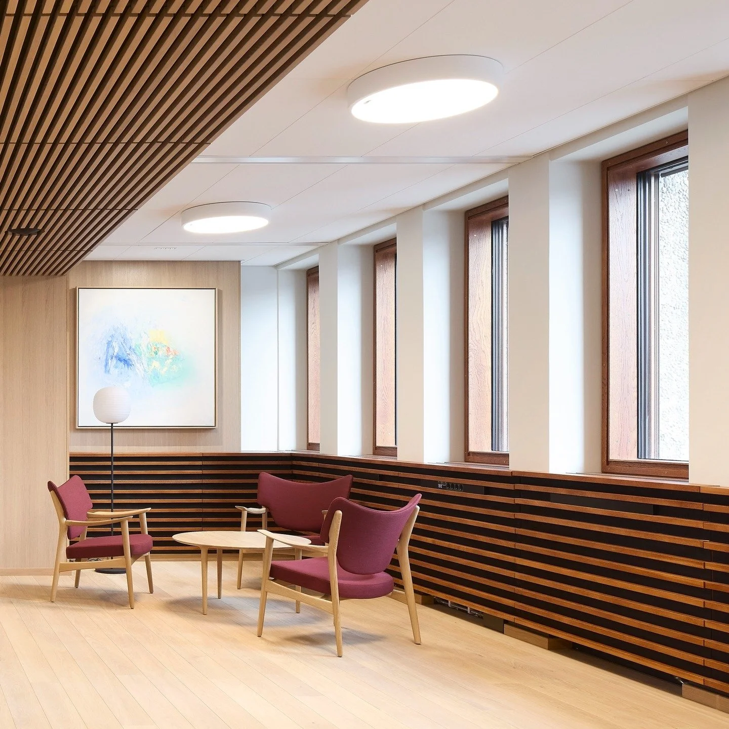 Samhandlingsstr&oslash;ket i H&oslash;yblokken er utformet som en sammenhengende sekvens av m&oslash;teplasser, loungeomr&aring;der og samarbeidssoner. Cadi har tilpasset m&oslash;blene til kjernefargen fra 1958, som er hentet frem under rehabiliteri